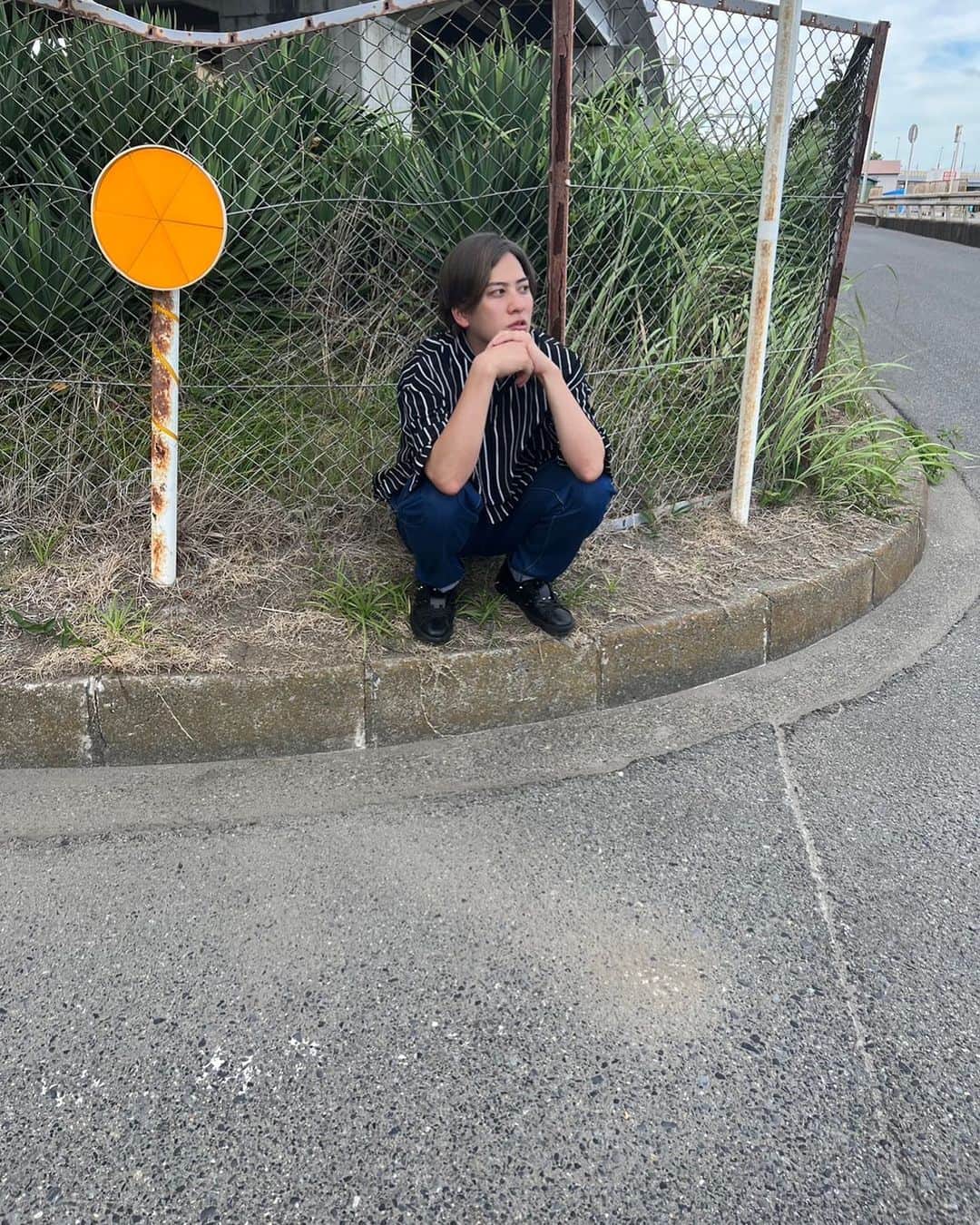白又敦のインスタグラム：「ロケ終わりに久々に作品撮り こんな感じで撮ってきた。 これはマネージャーさんが撮ってくれた。 #俳優 #白又敦 #大磯 #猫ひた #ootd  #actor」