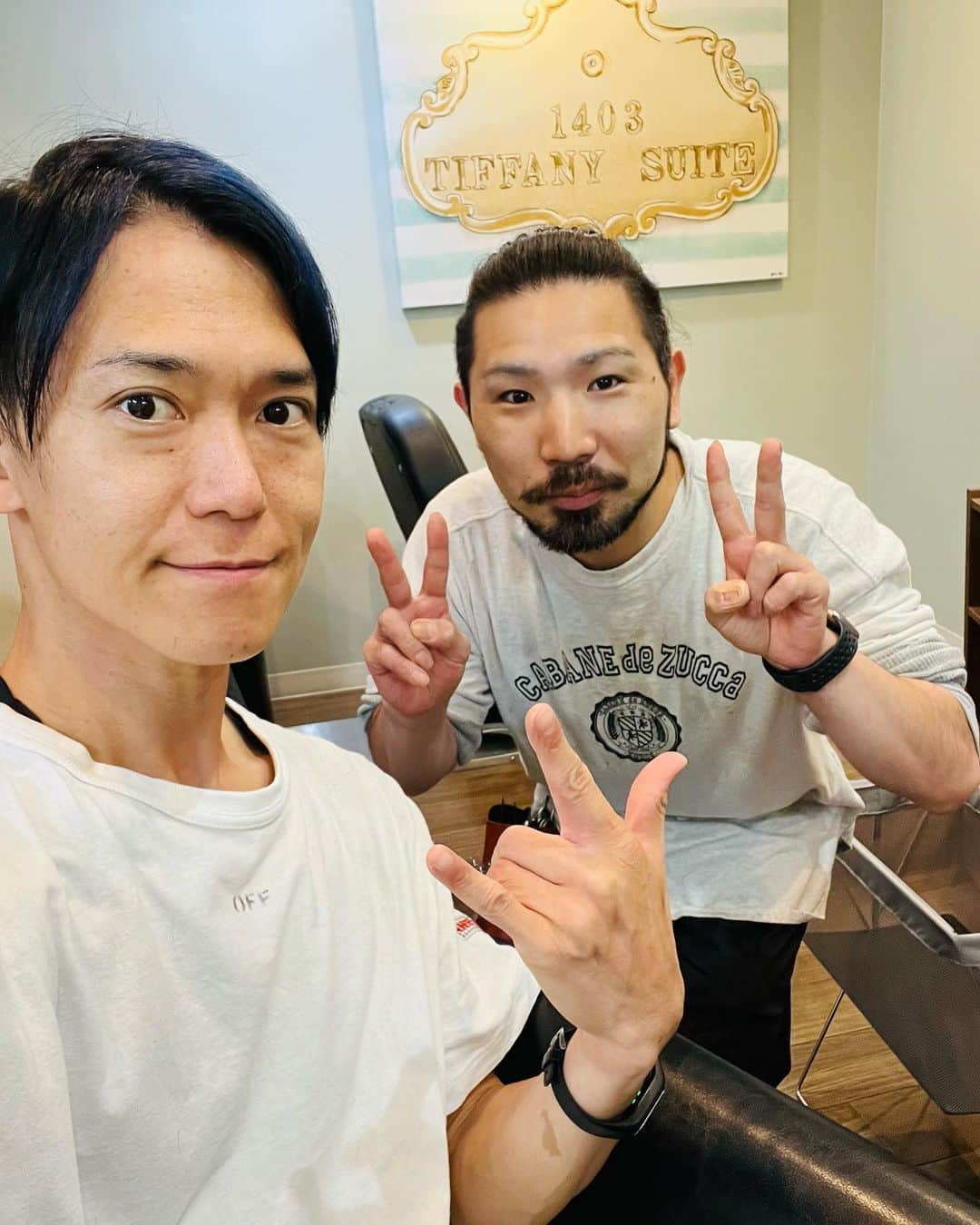 SHINPEIのインスタグラム：「9月はライブが沢山あるので、気合い入れます！ ⁡ 髪の毛を久しぶりにブルーカラーにしました。 刈り上げも深めにガツっと ⁡ 山田君、スタッフの皆さん、最高の仕上がりです〜いつもありがとうございますっ！ ⁡ #CORE #新宿CORE」