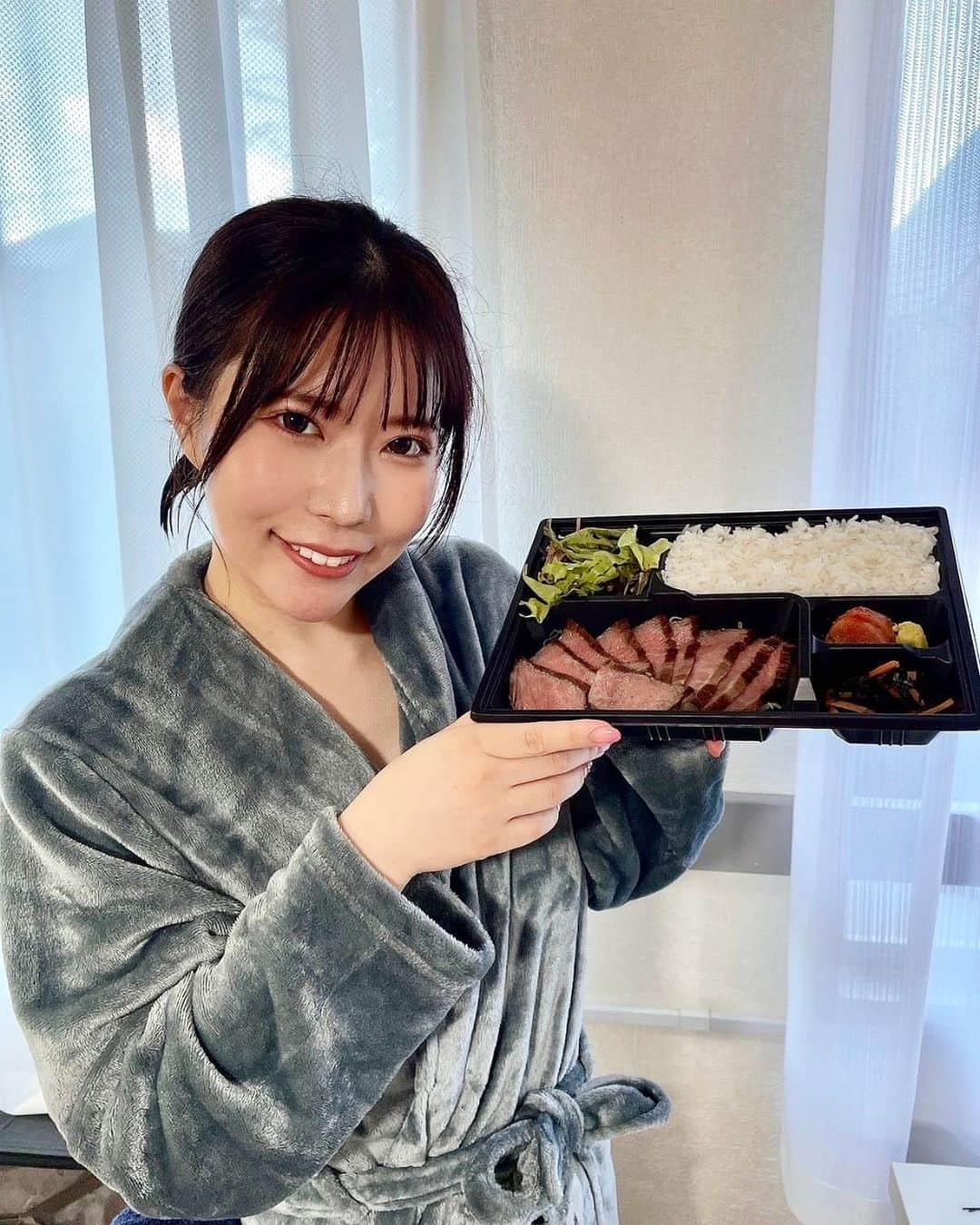 DINO（ディノ）さんのインスタグラム写真 - (DINO（ディノ）Instagram)「とある撮影 あやせ舞菜ちゃん🍱豪華弁当✨ @ayasemaina  #あやせ舞菜 #ロケ弁 #現場弁当  #現場めし  #バスローブ #バスローブ女子  #ロケバス #japanesegirl  #japanesefood  #支持麦娜！ #総合プロダクションdino」9月2日 19時49分 - dinoj.official