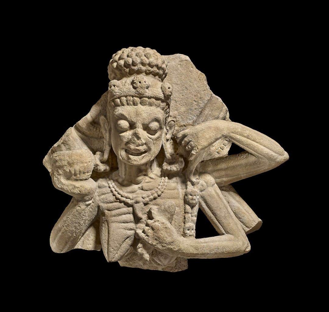 大英博物館のインスタグラム：「The Hindu goddess Kali is the most bloodthirsty member of the Hindu pantheon – and the most terrifying manifestation of Kali is Cāmuṇḍā.  Cāmuṇḍā embodies bareness and decay. Her name was derived from one of her first acts – decapitating the demons Chanda and Munda.  In this ancient relief Cāmuṇḍā is shown scowling, baring her teeth as her eyes bulge menacingly from her sunken and skeletal face.  She is shown with a host of fatal attributes, holding weapons in her multiple arms.   Look out for:  💀 A garland made from the skulls of her defeated enemies.  🐍 A nāgapāśa: a snake uses as a weapon to bind enemies.  🔪 The sacrificial kartrī dagger against her chest.  🦂 A scorpion on her torso representing sickness, death and decay.  🩸 A kapāla: a skull-shaped cup for drinking blood.  🏛 Come face-to-face with this fearsome goddess and explore the complexities of female spiritual power in our international touring exhibition ‘Revered and feared: feminine power in art and belief’.  ✨ ‘Revered and feared’ will be on display at @CaixaForum venues across Spain from 28 September 2023 until 4 January 2024.  🔗 Find out about more about the exhibition and our other international touring shows via the link in our bio.  🔎 Figure of Cāmuṇḍā. Sandstone, from India, around 1000–1100 AD.   #BritishMuseum」