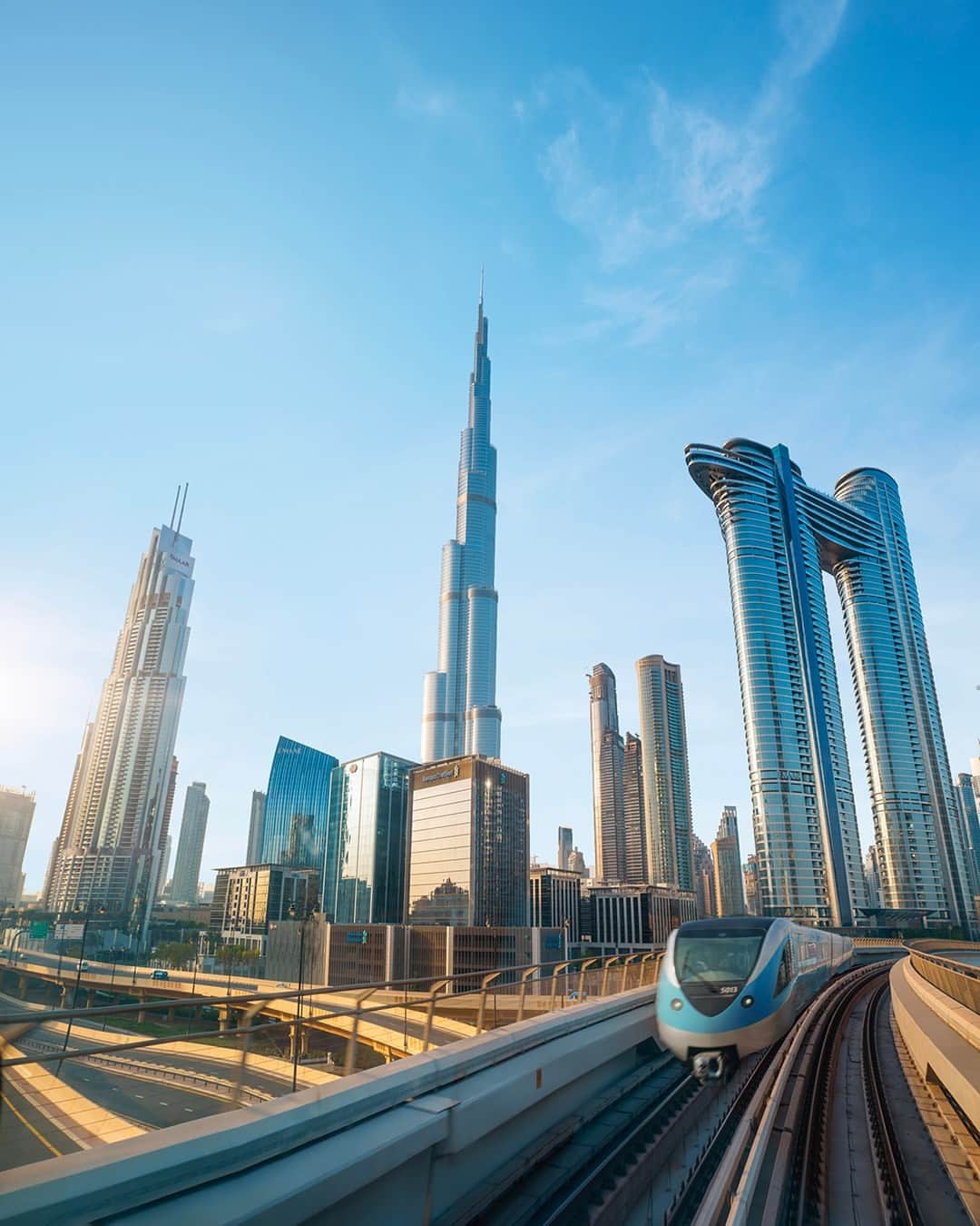 エミレーツ航空のインスタグラム：「Weaving through the city's soaring skyscrapers, there's no better way to see the sights than a journey on the Dubai Metro. 🚆✨  📷 @gontravellin  #Emirates #FlyBetter」