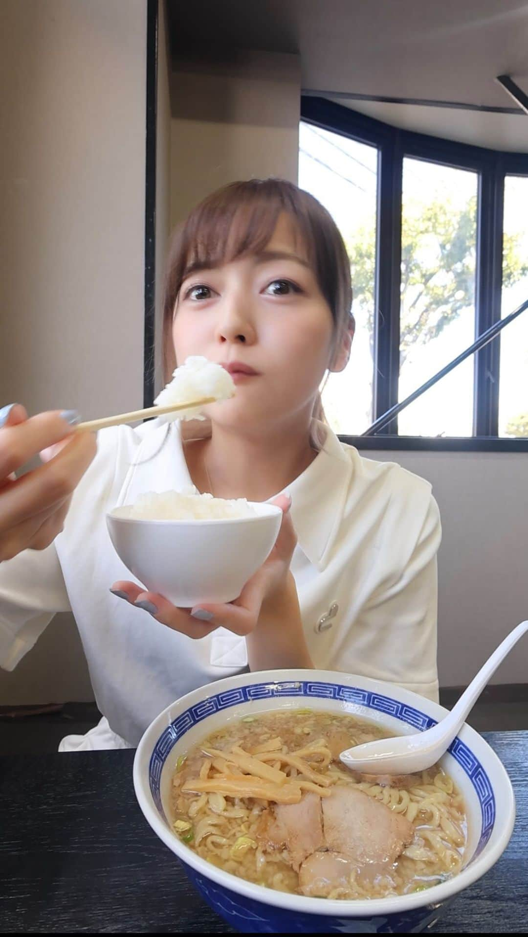 中村歩加のインスタグラム：「🍜🍜🍜 🌾新潟市 関屋 福来亭さん🍜  背脂らーめんが食べたくなって、 おーたき(@takiomaru )に連れてって貰いました🚗³₃  太いちぢれ麺と煮干しのスープがよく絡んで美味しかったです🤍あつあつだった！  背脂らーめんなんだけど、 そんなに背脂が多くないので結構あっさり食べれました🍜  塩っけがあるので、白米がほんと〜に合いました！最高！  新潟５大らーめんの中でも、 燕三条系の背脂らーめんが1番好き！🤤  ウキウキしながら向かってウキウキしながら帰った！w  ご馳走様でした🔅  #新潟 #新潟グルメ #新潟ランチ #新潟らーめん #新潟らーめん部 #新潟ラーメン #新潟ラーメン部 #燕三条系 #背脂ラーメン #背脂チャッチャ系 #福来亭 #らーめん女子 #japan #ramen #ramennoodles #niigata #fyp #f #ドライブ」