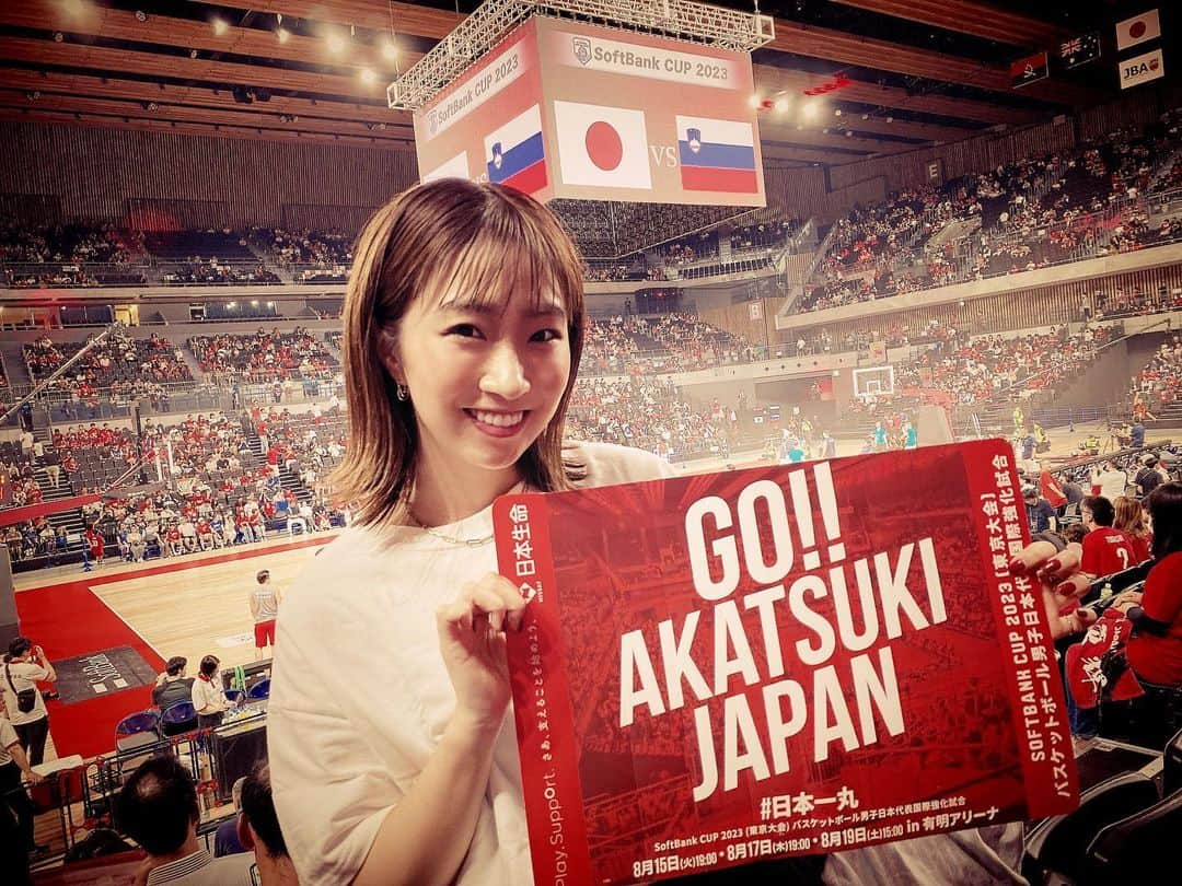 津田菜都美さんのインスタグラム写真 - (津田菜都美Instagram)「* 🏀日本代表戦🇯🇵vsスロベニア🇸🇮 久しぶりの観戦☺︎いや～～熱すぎ🔥最高すぎました🥺そしてお久しぶりでした！ドンチッチ🐻‍❄️💙相変わらず上手すぎかぁー！カッコいいしかわいいし最高だったよドンちゃん♡この日は近くで見れて眼福でした🫶🏻  さぁ！！いよいよ本日バスケワールドカップ最終戦🌺🌴パリオリンピックがかかった大事な1戦です。なんとか勝ってくれー！！信じて応援します🔥🔥 𝕃𝕖𝕥'𝕤 𝕘𝕠 NIPPON！！🎌❤️‍🔥❤️‍🔥❤️‍🔥 #バスケワールドカップ#W杯#日本代表#バスケ観戦#有明アリーナ#lukadoncic#スロベニア」9月2日 19時54分 - tsuda_723_official