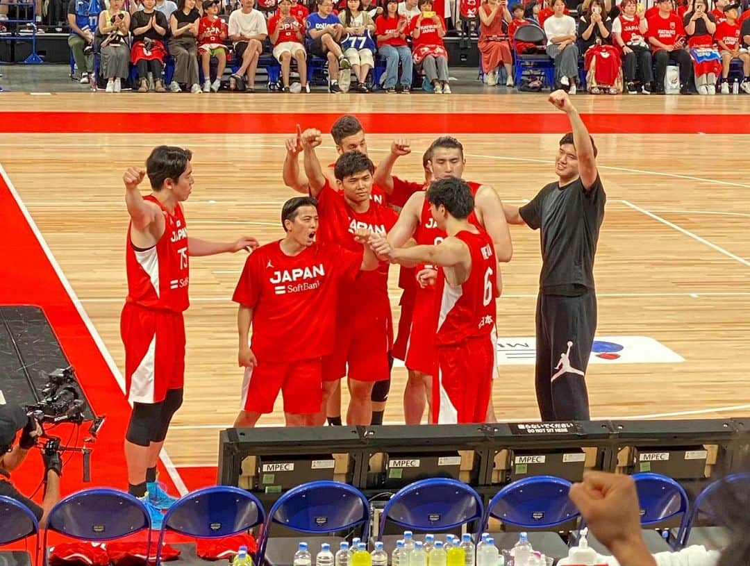 津田菜都美さんのインスタグラム写真 - (津田菜都美Instagram)「* 🏀日本代表戦🇯🇵vsスロベニア🇸🇮 久しぶりの観戦☺︎いや～～熱すぎ🔥最高すぎました🥺そしてお久しぶりでした！ドンチッチ🐻‍❄️💙相変わらず上手すぎかぁー！カッコいいしかわいいし最高だったよドンちゃん♡この日は近くで見れて眼福でした🫶🏻  さぁ！！いよいよ本日バスケワールドカップ最終戦🌺🌴パリオリンピックがかかった大事な1戦です。なんとか勝ってくれー！！信じて応援します🔥🔥 𝕃𝕖𝕥'𝕤 𝕘𝕠 NIPPON！！🎌❤️‍🔥❤️‍🔥❤️‍🔥 #バスケワールドカップ#W杯#日本代表#バスケ観戦#有明アリーナ#lukadoncic#スロベニア」9月2日 19時54分 - tsuda_723_official