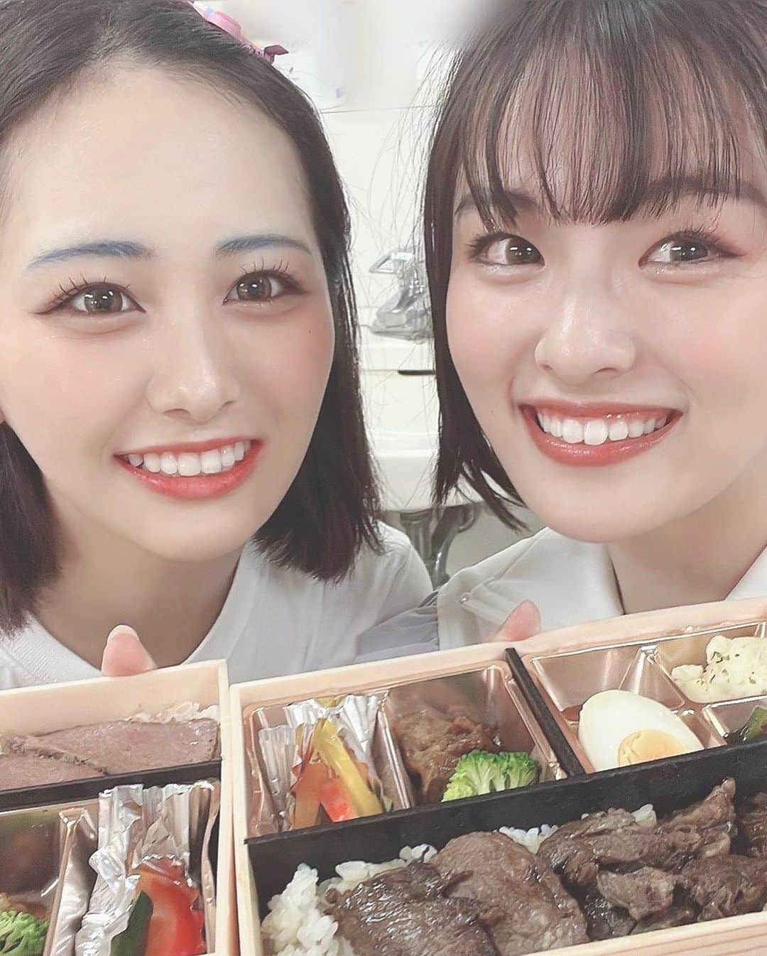 石川鈴菜さんのインスタグラム写真 - (石川鈴菜Instagram)「今年の夏は色んなことがありました☺️  ウマ娘のイベントで初めてアリーナに立たせて頂いたこと、「転生したらスライムだった件 」の舞台化初演に携わらせて頂けたこと、ほんっとに幸せでした✨  そした、プライベートでは大親友達と旅行に行ったり、BBQ、花火大会、手持ち花火、水鉄砲大会、熱海、江ノ島、伊豆ダイビング、四万十川ラフティング、仙台ひとり旅、ディズニー、ユニバ…などなど💕  できる限り行きたいとこに行き、やりたいことをやり、会いたい人に会い、周りの人達のお陰でとっても充実した日々を送ることができました☺️  最近、社交的になることを目指していて、友達も増えた気がする😂 外国人の友達もたくさんできたので、仲良くなるために英語をもっともっと頑張りたい✨  私の座右の銘は「死ぬこと以外かすり傷」ですが、最近もうひとつ大切にしたいと思う言葉に出会いました✨  「死に様は選べないけど、生き様は選ぶことができる」です  自分がいつどうやって死ぬかは神様次第  だけど、それまでどう生きるかは自分次第  だから精一杯、悔いのないように生きよう！って思います☺️ どうせいつか死ぬなら、全力でこの人生を楽しみたい！笑  9月は舞台稽古と大学で忙しくなるけど、頑張ります！！  今月はポコチャ配信ももっと頑張る😤  #ウマ娘　#転生したらスライムだった件 #転ステ #旅行 #花火 #BBQ #花火大会 #水鉄砲大会 #熱海 #江ノ島 #伊豆 #ダイビング#四万十川 #ラフティング #仙台 #ひとり旅 #ディズニー #ユニバ #座右の銘 #名言 #好きな言葉 #ポコチャ #ミュージカル #舞台 #女優」9月2日 19時55分 - 0302_rinna