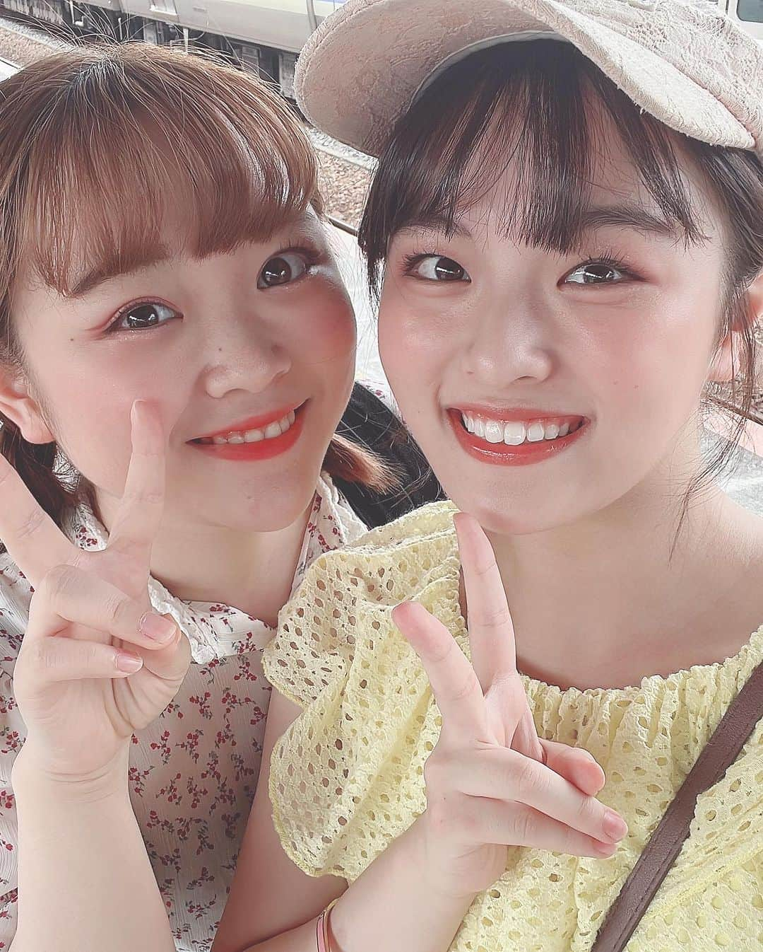 石川鈴菜さんのインスタグラム写真 - (石川鈴菜Instagram)「今年の夏は色んなことがありました☺️  ウマ娘のイベントで初めてアリーナに立たせて頂いたこと、「転生したらスライムだった件 」の舞台化初演に携わらせて頂けたこと、ほんっとに幸せでした✨  そした、プライベートでは大親友達と旅行に行ったり、BBQ、花火大会、手持ち花火、水鉄砲大会、熱海、江ノ島、伊豆ダイビング、四万十川ラフティング、仙台ひとり旅、ディズニー、ユニバ…などなど💕  できる限り行きたいとこに行き、やりたいことをやり、会いたい人に会い、周りの人達のお陰でとっても充実した日々を送ることができました☺️  最近、社交的になることを目指していて、友達も増えた気がする😂 外国人の友達もたくさんできたので、仲良くなるために英語をもっともっと頑張りたい✨  私の座右の銘は「死ぬこと以外かすり傷」ですが、最近もうひとつ大切にしたいと思う言葉に出会いました✨  「死に様は選べないけど、生き様は選ぶことができる」です  自分がいつどうやって死ぬかは神様次第  だけど、それまでどう生きるかは自分次第  だから精一杯、悔いのないように生きよう！って思います☺️ どうせいつか死ぬなら、全力でこの人生を楽しみたい！笑  9月は舞台稽古と大学で忙しくなるけど、頑張ります！！  今月はポコチャ配信ももっと頑張る😤  #ウマ娘　#転生したらスライムだった件 #転ステ #旅行 #花火 #BBQ #花火大会 #水鉄砲大会 #熱海 #江ノ島 #伊豆 #ダイビング#四万十川 #ラフティング #仙台 #ひとり旅 #ディズニー #ユニバ #座右の銘 #名言 #好きな言葉 #ポコチャ #ミュージカル #舞台 #女優」9月2日 19時55分 - 0302_rinna