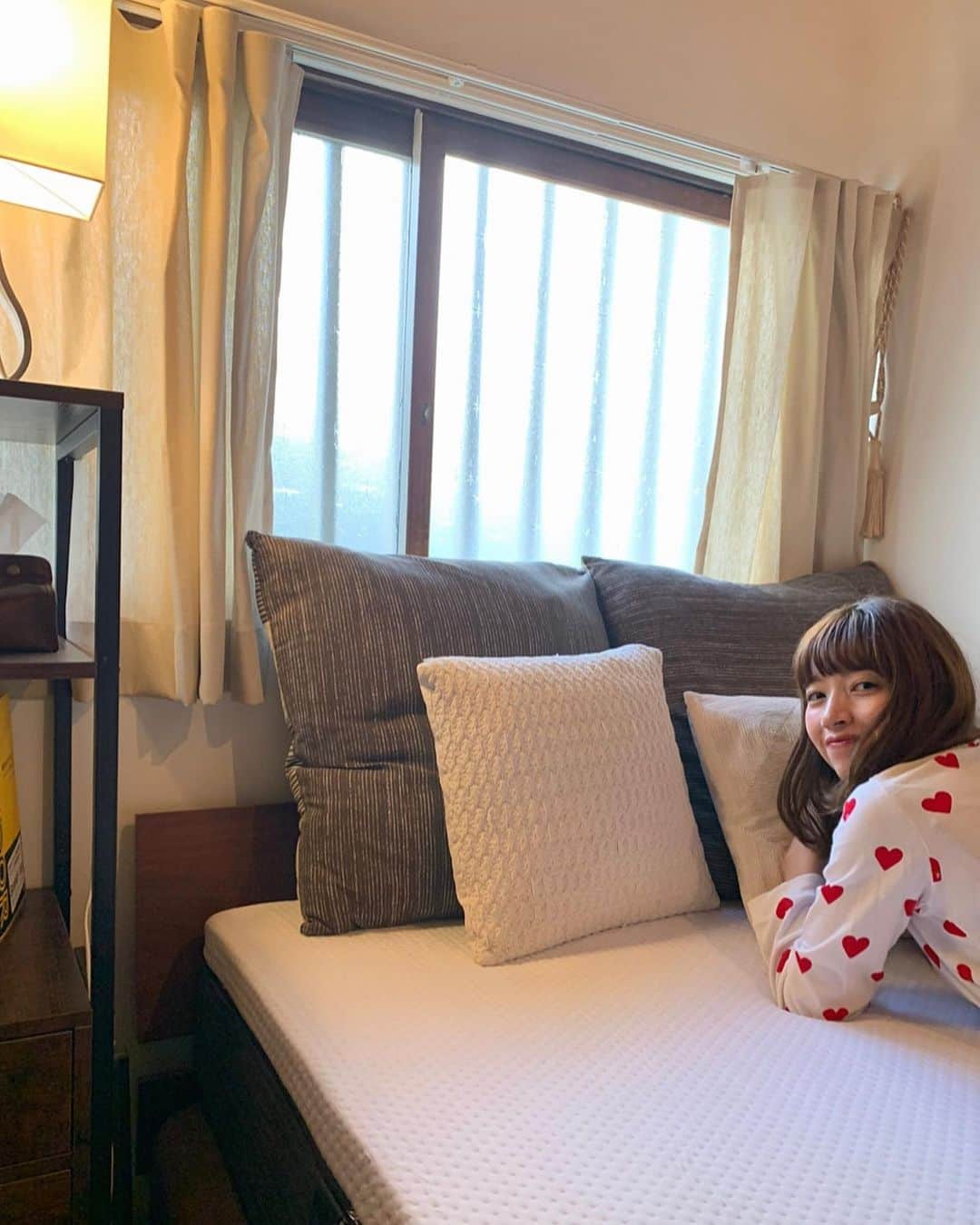 前坂美結さんのインスタグラム写真 - (前坂美結Instagram)「4年ぶりに😴❤️​ マットレスを良いものに変えた！​ @emma.sleep.japan​　 ​ という事で、ベッド周りも少しだけイメージチェンジ♡​ すっきりするし、気持ち良いし、好きなものに囲まれるとテンション上がるしね🥰(トーンは変わらず落ち着く色味)​ ​ .​ マットレスを変えたその日からもう、熟睡熟睡…💤​ 気づいたら朝だった。夢も見てないという熟睡っぷり…​ 睡眠の質が大事なのは年々身をもって感じてたけど、​ マットレスでこんなにも違うのかと改めて思った🥹　​ ​ 変えてから1週間弱だけど、ぐっすり眠れてるし、​ 通気性もあるからこの暑い夏も涼しくて快適。​ マットの硬さも柔らかすぎず硬すぎずでちょうど良いよ🫶　​ ​ .​ ベッドマットを購入する時に意識してるのは​ 寝心地の良さはもちろんなんだけど、​ 返金保証があるかも結構大事で。​ (何日間か寝てみないと分からない事もあるから😞)​ エマ・マットレス ハイブリッドは100日間のお試し期間があるから安心できた♡​ ​ .​ 今ならお得なキャンペーンを行っていて、​ マットレスがSALE価格よりさらに￥1,000OFFになる​ クーポンコードを発行してもらえたから、​ 買おうかな〜と思ってる方は是非使ってね❤️​ クーポンコード 【 miyu】​ ※他のクーポンとは併用不可​ ​ .​ #エマスリープ #emmasleep #エママットレス #emmamattress #マットレス #寝室 #家具 #寝具​ #ベッドルーム #PR #🛏️ #😴 #❤️​」9月2日 19時56分 - miyumaesaka