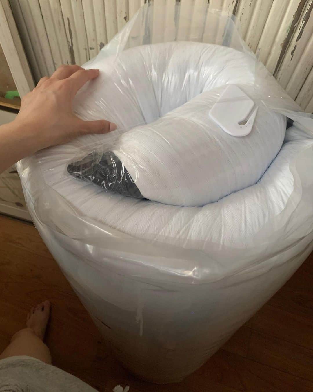 前坂美結さんのインスタグラム写真 - (前坂美結Instagram)「4年ぶりに😴❤️​ マットレスを良いものに変えた！​ @emma.sleep.japan​　 ​ という事で、ベッド周りも少しだけイメージチェンジ♡​ すっきりするし、気持ち良いし、好きなものに囲まれるとテンション上がるしね🥰(トーンは変わらず落ち着く色味)​ ​ .​ マットレスを変えたその日からもう、熟睡熟睡…💤​ 気づいたら朝だった。夢も見てないという熟睡っぷり…​ 睡眠の質が大事なのは年々身をもって感じてたけど、​ マットレスでこんなにも違うのかと改めて思った🥹　​ ​ 変えてから1週間弱だけど、ぐっすり眠れてるし、​ 通気性もあるからこの暑い夏も涼しくて快適。​ マットの硬さも柔らかすぎず硬すぎずでちょうど良いよ🫶　​ ​ .​ ベッドマットを購入する時に意識してるのは​ 寝心地の良さはもちろんなんだけど、​ 返金保証があるかも結構大事で。​ (何日間か寝てみないと分からない事もあるから😞)​ エマ・マットレス ハイブリッドは100日間のお試し期間があるから安心できた♡​ ​ .​ 今ならお得なキャンペーンを行っていて、​ マットレスがSALE価格よりさらに￥1,000OFFになる​ クーポンコードを発行してもらえたから、​ 買おうかな〜と思ってる方は是非使ってね❤️​ クーポンコード 【 miyu】​ ※他のクーポンとは併用不可​ ​ .​ #エマスリープ #emmasleep #エママットレス #emmamattress #マットレス #寝室 #家具 #寝具​ #ベッドルーム #PR #🛏️ #😴 #❤️​」9月2日 19時56分 - miyumaesaka