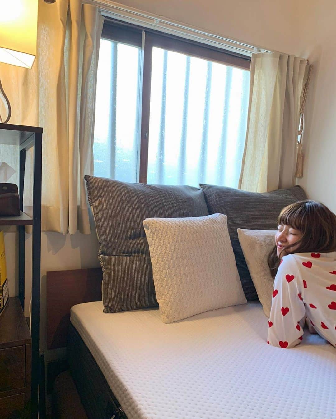 前坂美結さんのインスタグラム写真 - (前坂美結Instagram)「4年ぶりに😴❤️​ マットレスを良いものに変えた！​ @emma.sleep.japan​　 ​ という事で、ベッド周りも少しだけイメージチェンジ♡​ すっきりするし、気持ち良いし、好きなものに囲まれるとテンション上がるしね🥰(トーンは変わらず落ち着く色味)​ ​ .​ マットレスを変えたその日からもう、熟睡熟睡…💤​ 気づいたら朝だった。夢も見てないという熟睡っぷり…​ 睡眠の質が大事なのは年々身をもって感じてたけど、​ マットレスでこんなにも違うのかと改めて思った🥹　​ ​ 変えてから1週間弱だけど、ぐっすり眠れてるし、​ 通気性もあるからこの暑い夏も涼しくて快適。​ マットの硬さも柔らかすぎず硬すぎずでちょうど良いよ🫶　​ ​ .​ ベッドマットを購入する時に意識してるのは​ 寝心地の良さはもちろんなんだけど、​ 返金保証があるかも結構大事で。​ (何日間か寝てみないと分からない事もあるから😞)​ エマ・マットレス ハイブリッドは100日間のお試し期間があるから安心できた♡​ ​ .​ 今ならお得なキャンペーンを行っていて、​ マットレスがSALE価格よりさらに￥1,000OFFになる​ クーポンコードを発行してもらえたから、​ 買おうかな〜と思ってる方は是非使ってね❤️​ クーポンコード 【 miyu】​ ※他のクーポンとは併用不可​ ​ .​ #エマスリープ #emmasleep #エママットレス #emmamattress #マットレス #寝室 #家具 #寝具​ #ベッドルーム #PR #🛏️ #😴 #❤️​」9月2日 19時56分 - miyumaesaka
