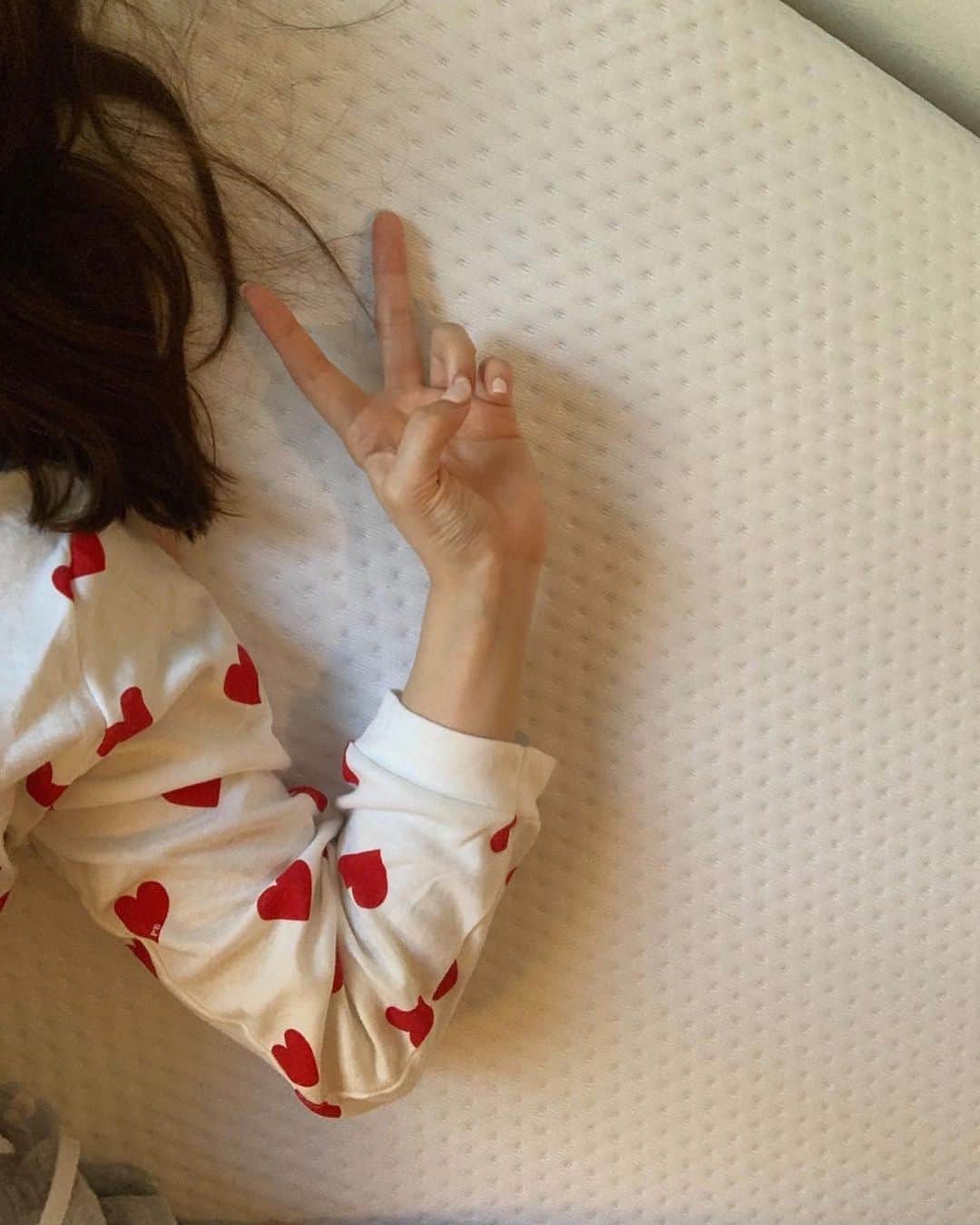 前坂美結さんのインスタグラム写真 - (前坂美結Instagram)「4年ぶりに😴❤️​ マットレスを良いものに変えた！​ @emma.sleep.japan​　 ​ という事で、ベッド周りも少しだけイメージチェンジ♡​ すっきりするし、気持ち良いし、好きなものに囲まれるとテンション上がるしね🥰(トーンは変わらず落ち着く色味)​ ​ .​ マットレスを変えたその日からもう、熟睡熟睡…💤​ 気づいたら朝だった。夢も見てないという熟睡っぷり…​ 睡眠の質が大事なのは年々身をもって感じてたけど、​ マットレスでこんなにも違うのかと改めて思った🥹　​ ​ 変えてから1週間弱だけど、ぐっすり眠れてるし、​ 通気性もあるからこの暑い夏も涼しくて快適。​ マットの硬さも柔らかすぎず硬すぎずでちょうど良いよ🫶　​ ​ .​ ベッドマットを購入する時に意識してるのは​ 寝心地の良さはもちろんなんだけど、​ 返金保証があるかも結構大事で。​ (何日間か寝てみないと分からない事もあるから😞)​ エマ・マットレス ハイブリッドは100日間のお試し期間があるから安心できた♡​ ​ .​ 今ならお得なキャンペーンを行っていて、​ マットレスがSALE価格よりさらに￥1,000OFFになる​ クーポンコードを発行してもらえたから、​ 買おうかな〜と思ってる方は是非使ってね❤️​ クーポンコード 【 miyu】​ ※他のクーポンとは併用不可​ ​ .​ #エマスリープ #emmasleep #エママットレス #emmamattress #マットレス #寝室 #家具 #寝具​ #ベッドルーム #PR #🛏️ #😴 #❤️​」9月2日 19時56分 - miyumaesaka