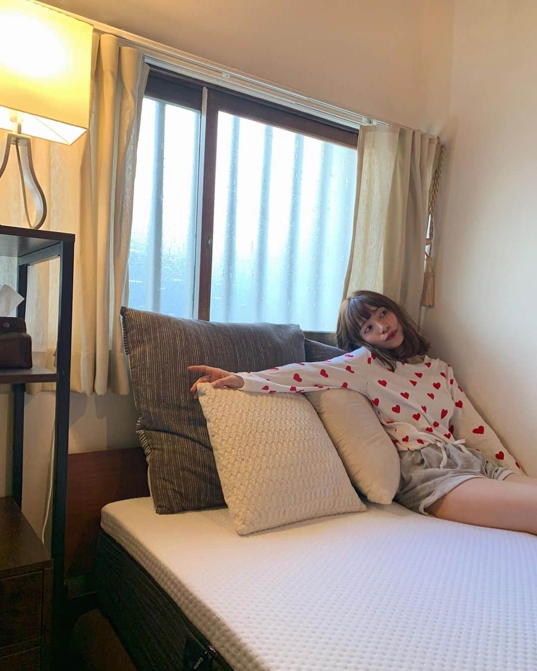 前坂美結さんのインスタグラム写真 - (前坂美結Instagram)「4年ぶりに😴❤️​ マットレスを良いものに変えた！​ @emma.sleep.japan​　 ​ という事で、ベッド周りも少しだけイメージチェンジ♡​ すっきりするし、気持ち良いし、好きなものに囲まれるとテンション上がるしね🥰(トーンは変わらず落ち着く色味)​ ​ .​ マットレスを変えたその日からもう、熟睡熟睡…💤​ 気づいたら朝だった。夢も見てないという熟睡っぷり…​ 睡眠の質が大事なのは年々身をもって感じてたけど、​ マットレスでこんなにも違うのかと改めて思った🥹　​ ​ 変えてから1週間弱だけど、ぐっすり眠れてるし、​ 通気性もあるからこの暑い夏も涼しくて快適。​ マットの硬さも柔らかすぎず硬すぎずでちょうど良いよ🫶　​ ​ .​ ベッドマットを購入する時に意識してるのは​ 寝心地の良さはもちろんなんだけど、​ 返金保証があるかも結構大事で。​ (何日間か寝てみないと分からない事もあるから😞)​ エマ・マットレス ハイブリッドは100日間のお試し期間があるから安心できた♡​ ​ .​ 今ならお得なキャンペーンを行っていて、​ マットレスがSALE価格よりさらに￥1,000OFFになる​ クーポンコードを発行してもらえたから、​ 買おうかな〜と思ってる方は是非使ってね❤️​ クーポンコード 【 miyu】​ ※他のクーポンとは併用不可​ ​ .​ #エマスリープ #emmasleep #エママットレス #emmamattress #マットレス #寝室 #家具 #寝具​ #ベッドルーム #PR #🛏️ #😴 #❤️​」9月2日 19時56分 - miyumaesaka