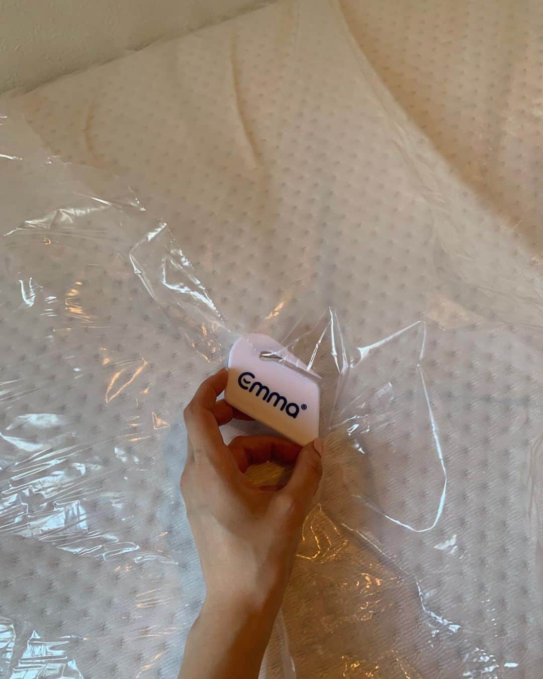 前坂美結さんのインスタグラム写真 - (前坂美結Instagram)「4年ぶりに😴❤️​ マットレスを良いものに変えた！​ @emma.sleep.japan​　 ​ という事で、ベッド周りも少しだけイメージチェンジ♡​ すっきりするし、気持ち良いし、好きなものに囲まれるとテンション上がるしね🥰(トーンは変わらず落ち着く色味)​ ​ .​ マットレスを変えたその日からもう、熟睡熟睡…💤​ 気づいたら朝だった。夢も見てないという熟睡っぷり…​ 睡眠の質が大事なのは年々身をもって感じてたけど、​ マットレスでこんなにも違うのかと改めて思った🥹　​ ​ 変えてから1週間弱だけど、ぐっすり眠れてるし、​ 通気性もあるからこの暑い夏も涼しくて快適。​ マットの硬さも柔らかすぎず硬すぎずでちょうど良いよ🫶　​ ​ .​ ベッドマットを購入する時に意識してるのは​ 寝心地の良さはもちろんなんだけど、​ 返金保証があるかも結構大事で。​ (何日間か寝てみないと分からない事もあるから😞)​ エマ・マットレス ハイブリッドは100日間のお試し期間があるから安心できた♡​ ​ .​ 今ならお得なキャンペーンを行っていて、​ マットレスがSALE価格よりさらに￥1,000OFFになる​ クーポンコードを発行してもらえたから、​ 買おうかな〜と思ってる方は是非使ってね❤️​ クーポンコード 【 miyu】​ ※他のクーポンとは併用不可​ ​ .​ #エマスリープ #emmasleep #エママットレス #emmamattress #マットレス #寝室 #家具 #寝具​ #ベッドルーム #PR #🛏️ #😴 #❤️​」9月2日 19時56分 - miyumaesaka