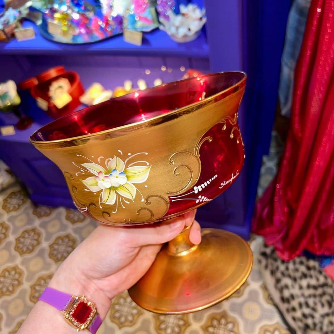 millnaのインスタグラム：「実家から大きなベネチアングラスが届いた！🍷 置く場所がないというから、私のお店に飾りたくて。  これを遺したおばあちゃんは、世界を旅してはきれいなものをよくお土産に買ってきてくれた。 昔幼い私のために縫っていたというお洋服の数々もどれも好きなセンスをしていて、大人になった私がいま会って話すことができたなら、実はすごく好みが合ったりしたのかもしれない。それはもうできないけど。 でも、この品物をきっかけに、おばあちゃんがどんな人だったのか、片鱗を感じることはできる。 すごい。 人が生きたということ、物質が物質だってこととか、それが残っていくことって、すごいな」