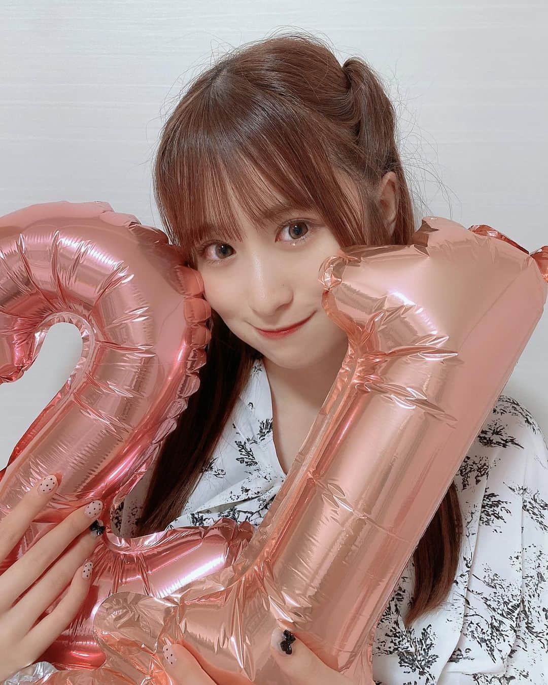 田中伊桜莉のインスタグラム：「🎂💐  21歳になりました‪☺︎‬  みなさんとたくさん笑って楽しい思い出をたくさん作る1年にしたいです  21歳の私もよろしくお願いします🍃」