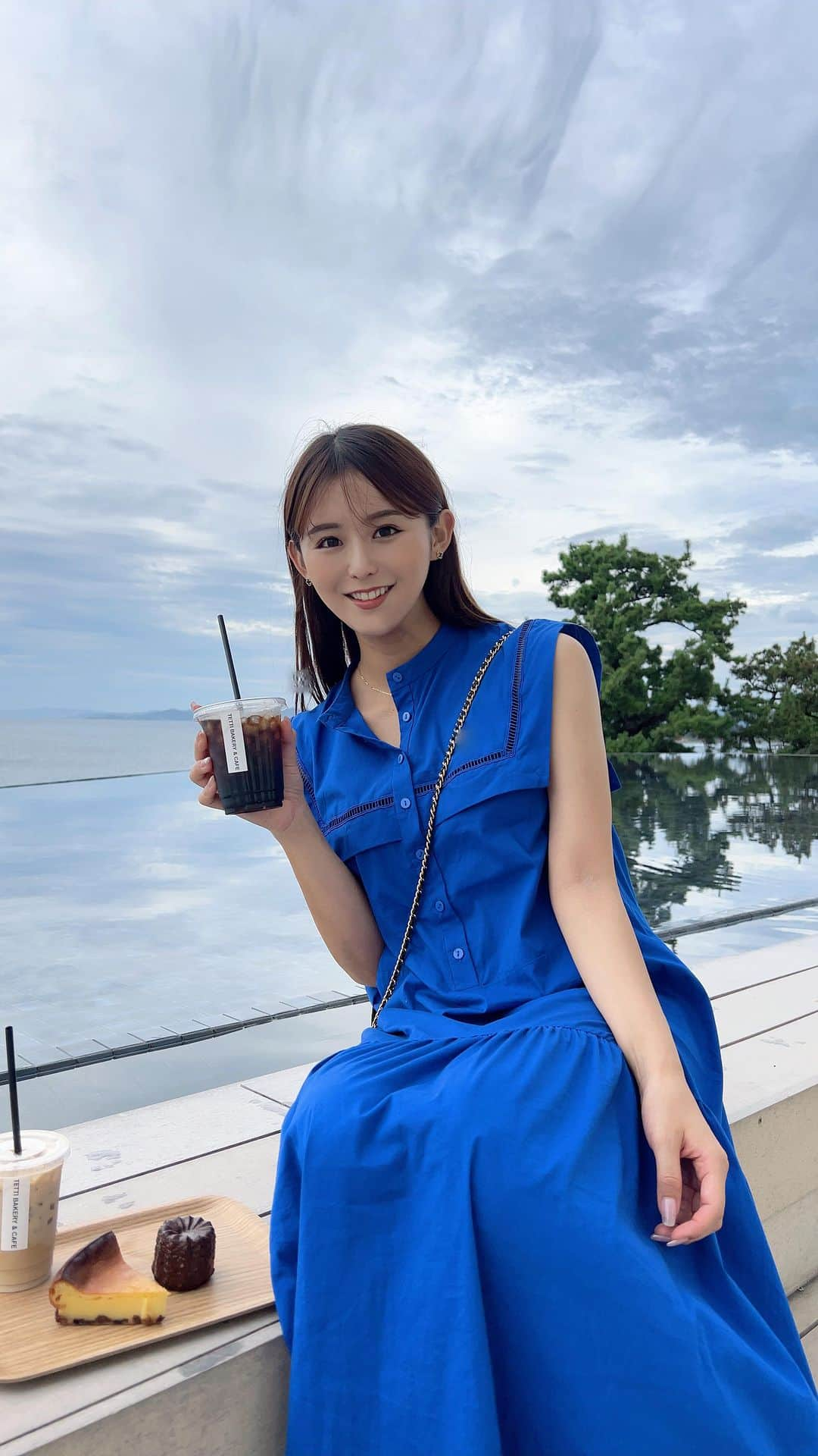 erinaのインスタグラム：「📍Key terrace hotel seamore @keyterrace_hotelseamore   和歌山県白浜町、海が目の前のホテル🤍✈︎ インフィニティプールや温泉があり1日中飽きることなくホテルを満喫できました！ 客室はオーシャンビュー🤍🤍🤍  焼きたてのパンを提供してくれるカフェでは購入したものをテラスの足湯に入りながら楽しめます🍞❤️  夜ご飯は生簀から取ってくれた海産物を楽しめて大満足！ とても楽しい旅行でした✈︎  #keyterrace #keyterracehotelseamore #和歌山県 #和歌山旅行 #白浜 #白浜旅行 #白浜海岸 #hotelseamore #旅行 #旅 #女子旅 #国内旅行 #夏休み #海水浴 #海」