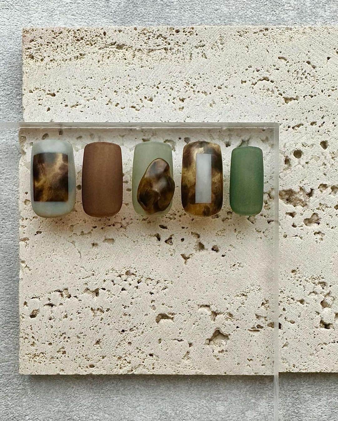 initygel_officialさんのインスタグラム写真 - (initygel_officialInstagram)「tortoiseshell*  enfini Ayumi先生 @nailsalon_enfini   Ayumi先生のブロッキングスタイルのべっ甲デザインが心を奪われるほど最高にオシャレすぎ🙈  INITYもやりたいデザインです🥺 Ayumi先生札幌行くんでつけてくださいお願いします笑  素敵なデザインありがとうございました🥺  #Repost @nailsalon_enfini ・・・ tortoiseshell* ⁡ ⁡ 昨日とはまた違ったブロッキングスタイルのべっ甲デザイン ⁡ ⁡ 秋カラーと合わせたらぐっと季節感が出た♪ ⁡ ⁡ ⁡ ✼••┈┈••✼••┈┈••✼••┈┈••✼••┈┈••✼ ⁡ ⁡ @initygel_official  @toysbyinity  @lem._official  ⁡ ⁡ ✼••┈┈••✼••┈┈••✼••┈┈••✼••┈┈••✼ ⁡ ⁡ #lem#レム#べっ甲ネイル#tortoiseshell #秋ネイル2023#おしゃれネイル#べっこうネイル  #initygel#アイニティ#toysbyinity#トイズ#指甲#美甲#네일#젤네일#japanesenail#gelnail」9月2日 11時00分 - initygel_official