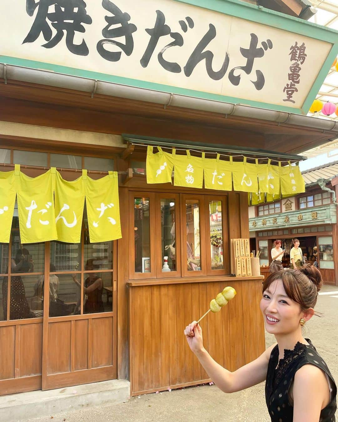 梅野舞のインスタグラム：「楽しかった夏の思い出♡♡ @seibuenyuuenchi  ラスト二投稿🤣✨✨  かき氷と焼きだんご🍡 お茶の団子 ほんのりほろ苦くて 弾力あるお団子で 美味しかった😉✨😋  #夏#夏の思い出#西武園ゆうえんち#商店街#昭和レトロ#昭和#焼きだんご#美味しかった#食べるの大好き#instagram#instagood」