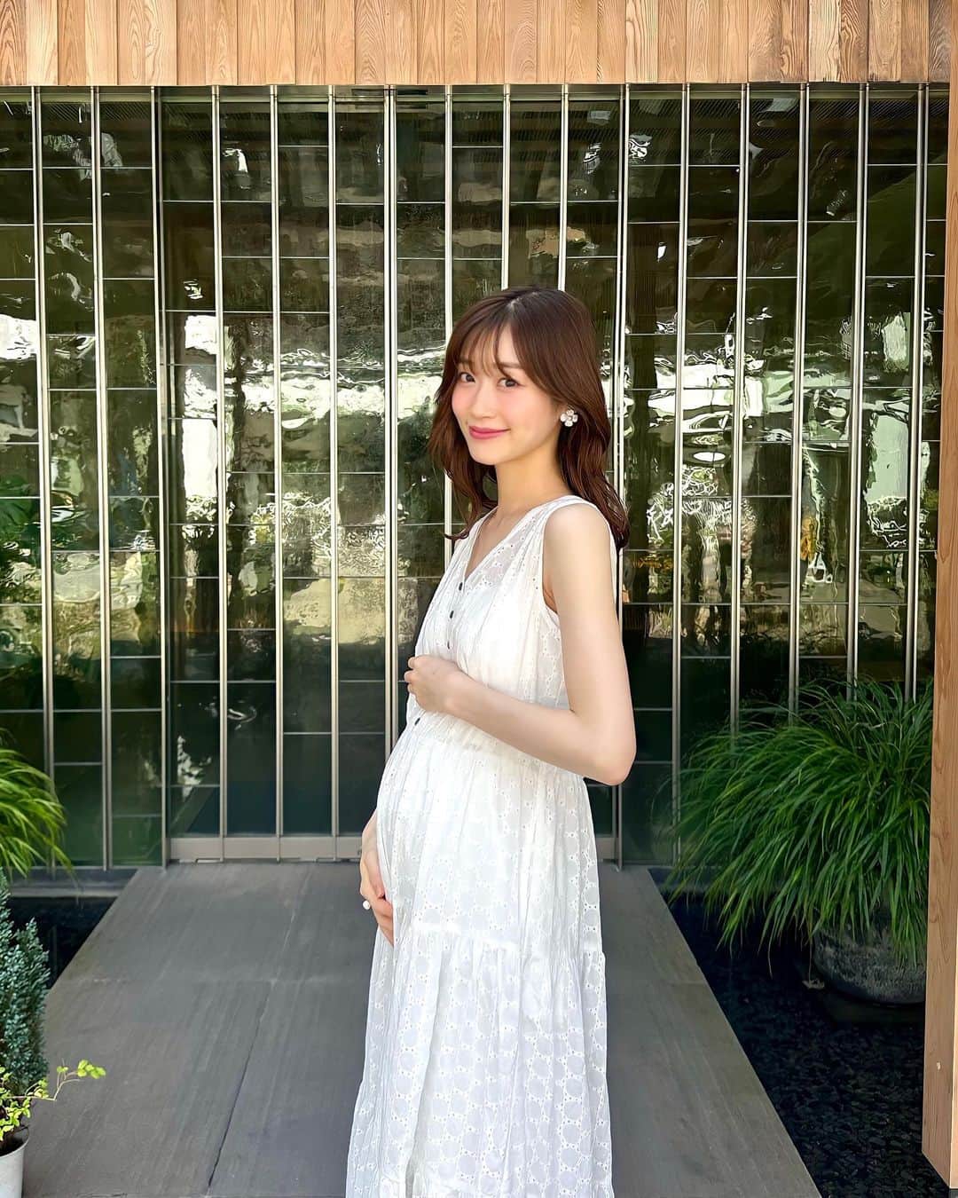 牧野結美のインスタグラム：「𝑊𝑒𝑙𝑐𝑜𝑚𝑒 𝐵𝑎𝑏𝑦 👶🏻🩵  ー ご報告🤍 ー  私事ですが、この度新しい命を授かりました。 この冬に男の子を出産予定です。 こうして授かれたこと、本当にうれしく思います。  妊娠がわかって早々に悪阻が始まり うれしい反面、ひどい船酔いとインフルエンザに 同時にかかったような体調の日々で 3ヶ月ほどは泣いてばかりいましたが、 悪阻によるしばらくの入院期間を経て 安定期に入り、ようやく体調も落ち着きました。  会社の上司や同僚のサポート、両親や夫の支えのおかげで なんとか乗り越えることができました。  今は、日に日に大きくなるお腹とともに ぽこぽこと活発になる胎動がとっても愛おしいです☺️♡  元気に生まれてきてくれることを願いながら、 残りのマタニティライフと あと少しの夫婦2人きりの時間を 穏やかに、大切に過ごしていきたいと思います🕊️✨  #妊娠報告 #妊娠7ヶ月 #プレママ #男の子ママ #マタニティ #マタニティライフ #第一子妊娠中」
