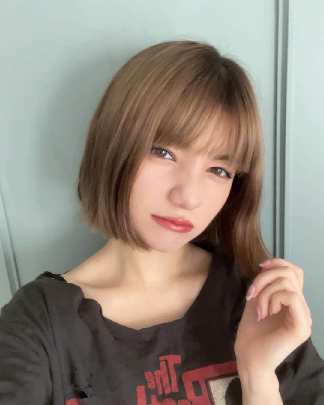 東海林クレア（くれたん）さんのインスタグラム写真 - (東海林クレア（くれたん）Instagram)「お洋服ぼろぼろにしてるのはわざとですよ？  くれよんずの皆さんセンスがほんっとにいいんですけど、イベントとかやる時よくねコスメを頂くことが多くて…どれもほんっとに可愛くてありがたいことにたくさん使わせて頂いてます🥹今日はね中国コスメのリップつかってるのー、可愛い色でしょ❤️  ありがとう（╹◡╹）」9月2日 11時06分 - crea_shoji