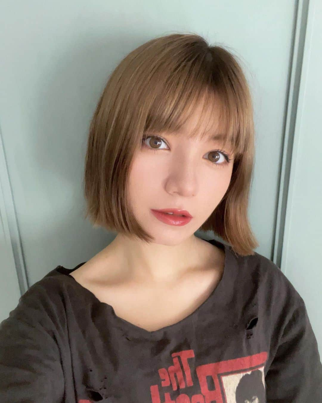 東海林クレア（くれたん）さんのインスタグラム写真 - (東海林クレア（くれたん）Instagram)「お洋服ぼろぼろにしてるのはわざとですよ？  くれよんずの皆さんセンスがほんっとにいいんですけど、イベントとかやる時よくねコスメを頂くことが多くて…どれもほんっとに可愛くてありがたいことにたくさん使わせて頂いてます🥹今日はね中国コスメのリップつかってるのー、可愛い色でしょ❤️  ありがとう（╹◡╹）」9月2日 11時06分 - crea_shoji