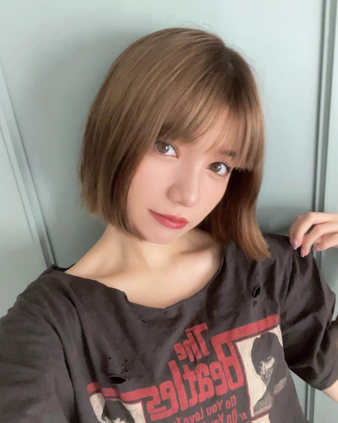 東海林クレア（くれたん）さんのインスタグラム写真 - (東海林クレア（くれたん）Instagram)「お洋服ぼろぼろにしてるのはわざとですよ？  くれよんずの皆さんセンスがほんっとにいいんですけど、イベントとかやる時よくねコスメを頂くことが多くて…どれもほんっとに可愛くてありがたいことにたくさん使わせて頂いてます🥹今日はね中国コスメのリップつかってるのー、可愛い色でしょ❤️  ありがとう（╹◡╹）」9月2日 11時06分 - crea_shoji