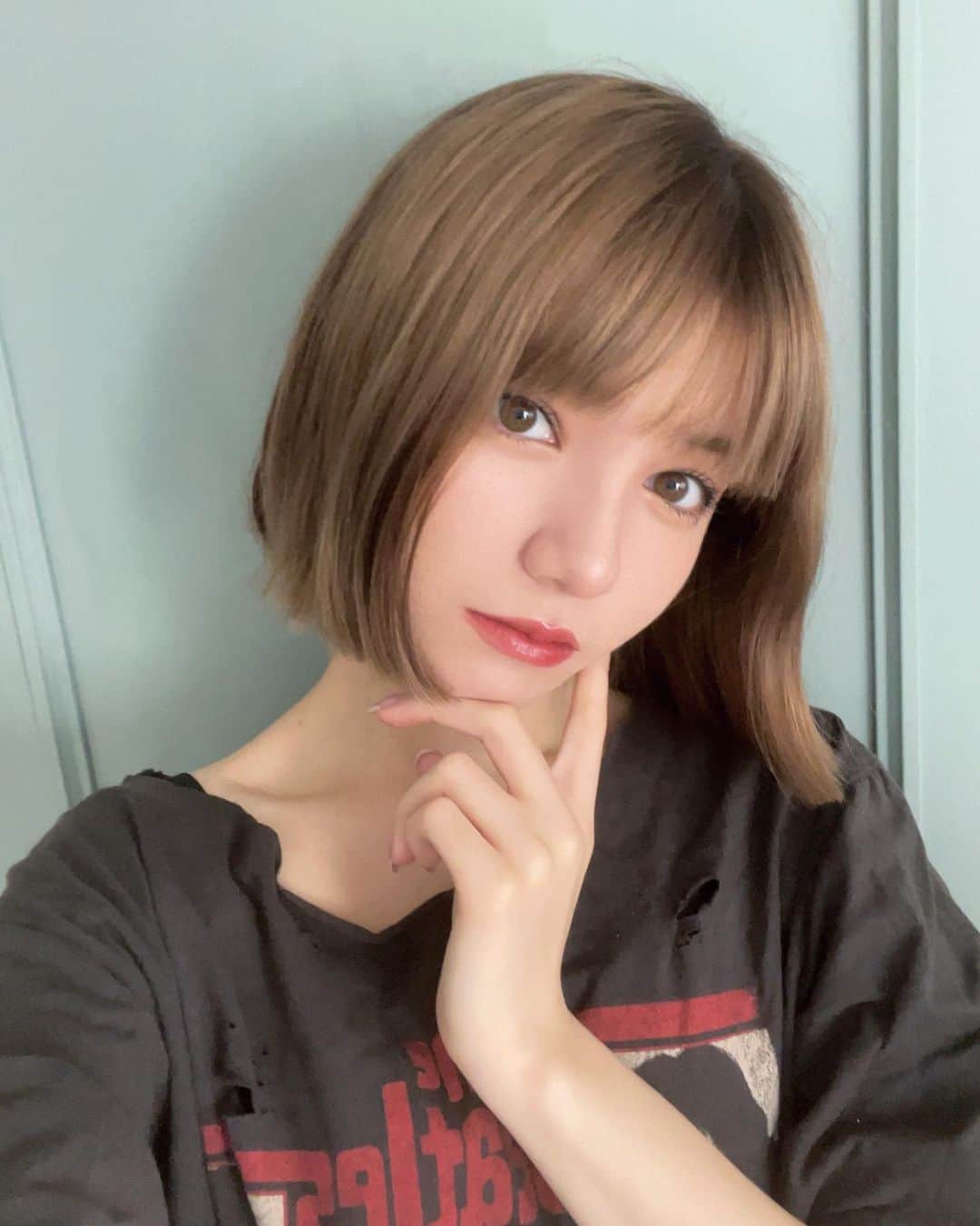 東海林クレア（くれたん）のインスタグラム：「お洋服ぼろぼろにしてるのはわざとですよ？  くれよんずの皆さんセンスがほんっとにいいんですけど、イベントとかやる時よくねコスメを頂くことが多くて…どれもほんっとに可愛くてありがたいことにたくさん使わせて頂いてます🥹今日はね中国コスメのリップつかってるのー、可愛い色でしょ❤️  ありがとう（╹◡╹）」