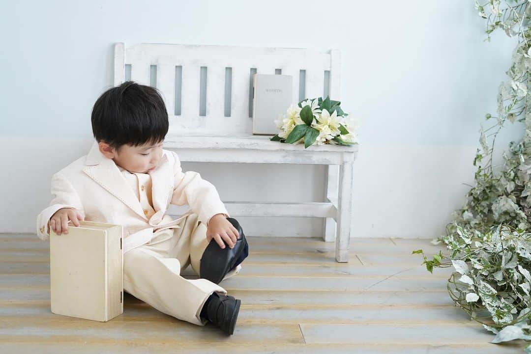 滝川りおのインスタグラム：「とっても几帳面な息子は 衣装の靴が少し大きいのが 気になったらしい😂  #3歳男の子 #3歳 #七五三 #七五三撮影 #撮影」