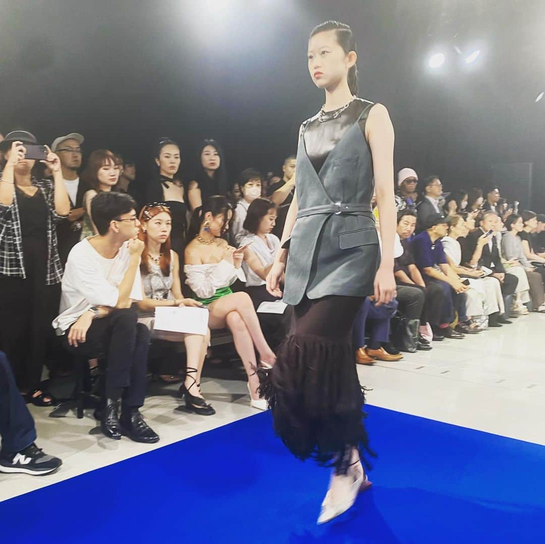 渡辺由香さんのインスタグラム写真 - (渡辺由香Instagram)「コロナ明けで久しぶりに fashion showを見て、 胸が熱くなりましたね✨ 生演奏のROCKも痺れたし 全ての服のこだりや 足し算、引き算 シルエットバランスもやはり素晴らしかった👏🏻  ショー経験者としては あの何分間にどれだけの動力と情熱がかけられて作り上げたかを知っているだけに グッとくるものがありました🥹 チノさん！おつかれさまでした！ so parfct! so cool!!  #cinoh #tokyofashionweek  #tfw #thankyou」9月2日 11時17分 - yukawatanabe_hanabo