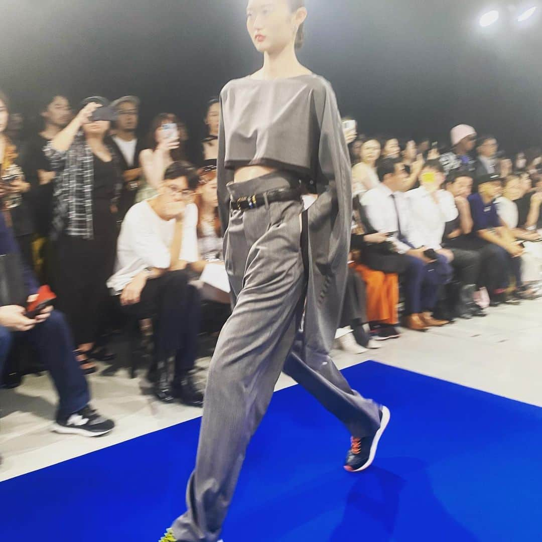 渡辺由香さんのインスタグラム写真 - (渡辺由香Instagram)「コロナ明けで久しぶりに fashion showを見て、 胸が熱くなりましたね✨ 生演奏のROCKも痺れたし 全ての服のこだりや 足し算、引き算 シルエットバランスもやはり素晴らしかった👏🏻  ショー経験者としては あの何分間にどれだけの動力と情熱がかけられて作り上げたかを知っているだけに グッとくるものがありました🥹 チノさん！おつかれさまでした！ so parfct! so cool!!  #cinoh #tokyofashionweek  #tfw #thankyou」9月2日 11時17分 - yukawatanabe_hanabo