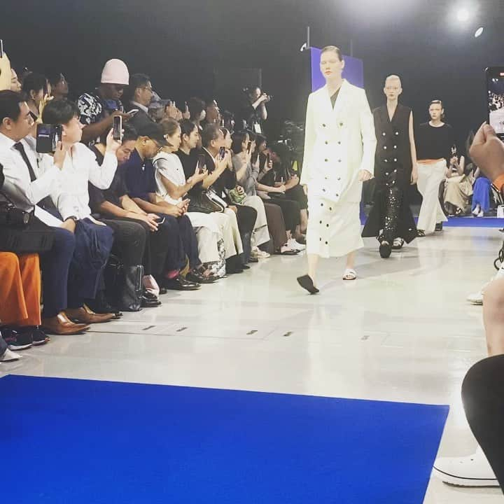 渡辺由香のインスタグラム：「コロナ明けで久しぶりに fashion showを見て、 胸が熱くなりましたね✨ 生演奏のROCKも痺れたし 全ての服のこだりや 足し算、引き算 シルエットバランスもやはり素晴らしかった👏🏻  ショー経験者としては あの何分間にどれだけの動力と情熱がかけられて作り上げたかを知っているだけに グッとくるものがありました🥹 チノさん！おつかれさまでした！ so parfct! so cool!!  #cinoh #tokyofashionweek  #tfw #thankyou」