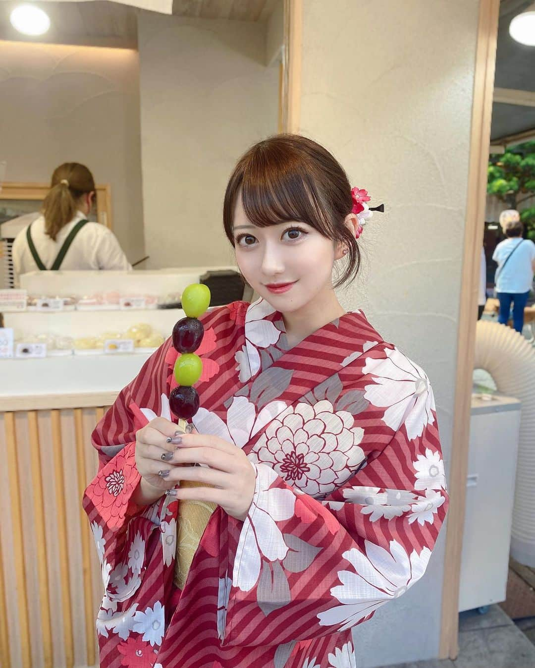 MI-MIのインスタグラム：「今年初浴衣でした👘♡ @asakusa_kimono.niji   珍しく赤着てみたよっ〜❤️  #浅草浴衣 #浴衣女子 #浴衣コーデ #浴衣ヘアアレンジ #雷門 #浅草食べ歩き #浴衣デート #浴衣」