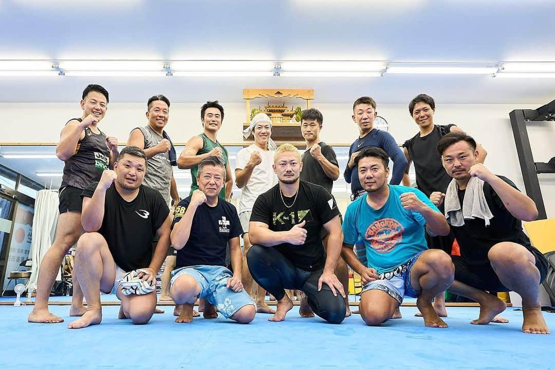 愛鷹亮のインスタグラム：「自分が代表を務めます 経営者格闘倶楽部🥊  毎月町田市で開催しています、経営者に向けた闘う経営者の為の格闘倶楽部🔥  皆んなで楽しく心と体を鍛えて日々のビジネスでの闘いに備えていきましょう🔥  男はテストステロン全開で仕事も遊びも全力で👍👍  次回は９月１６日‼️ 絶賛メンバー募集中です🔥  #経営者格闘倶楽部 #経営者 #格闘技 #倶楽部 #ビジネス #アスリート #キックボクシング #愛鷹流 #ビジネスマン #楽しく #鍛錬 #心身ともに #メンバー募集中」