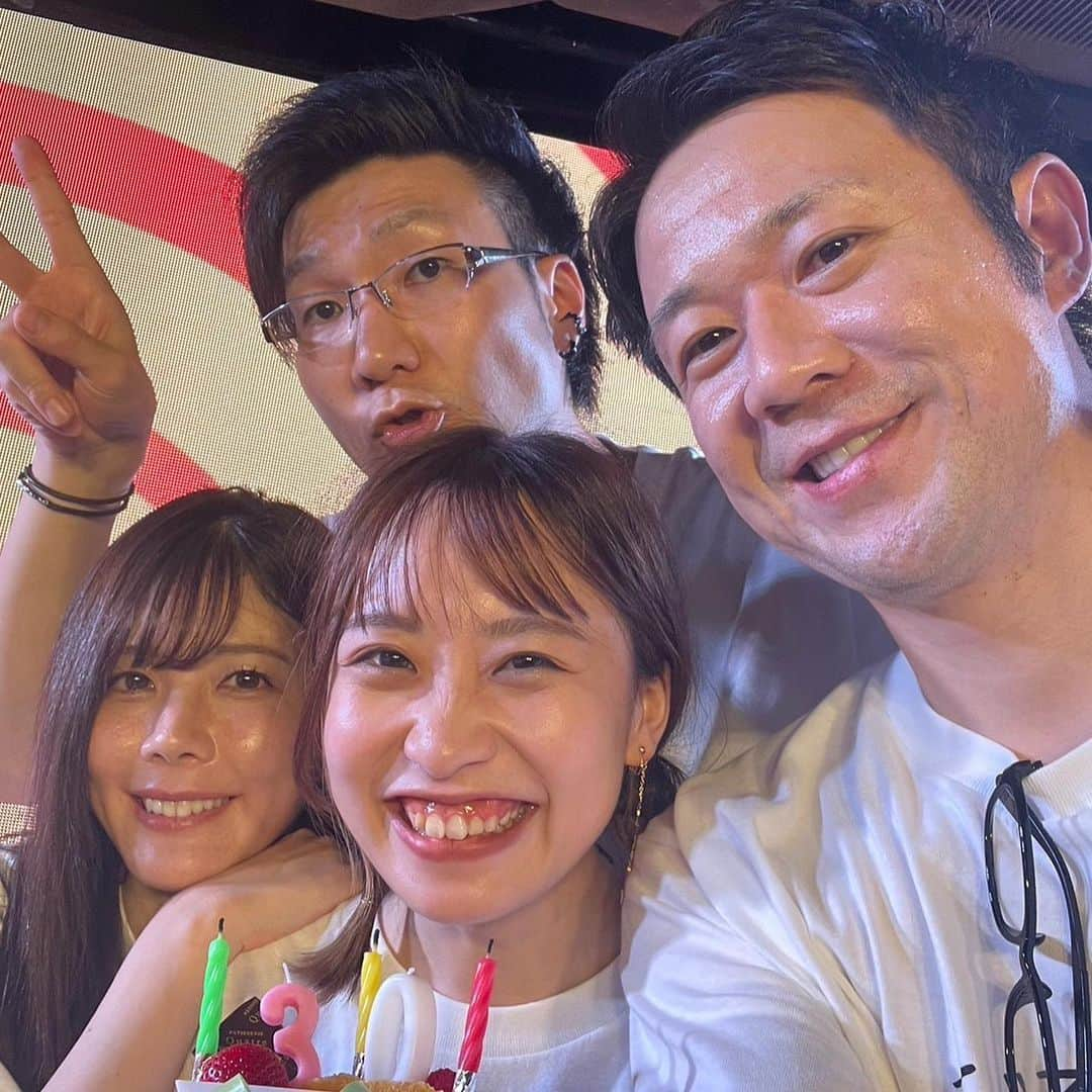 丸山奏子さんのインスタグラム写真 - (丸山奏子Instagram)「なにも更新せぬまま8月終わっとった！！！いやん！🫣  8月はお誕生日を迎え30になりましたー！👏 たくさんのおめでとうに感動が溢れる誕生月となりました。幸せ者だわん  8月はいろいろ詰め込みすぎてあちゃーとなりつつ駆け抜けた1ヶ月でした！  まずはいろんな場所に行くお仕事がたくさんあり新たな出会いに感謝です！会いに来てくださったみなさまありがとうございます！  そして初めての自主企画となるもぐまるライブも大成功で終えました！いろいろ至らない部分もあったかもしれませんが、一緒に楽しみ盛り上がってくれたおかげで私自身最高に楽しかったです🌼 (次回の開催決まったよ！)  対局は女流リーグ・C2リーグ・プリンセスオブザイヤーとどれも1つ1つわくわくする時間で、麻雀に没頭し、ヒリヒリし、一喜一憂するその瞬間が楽しくてたまらないなと改めて思うのです。  おわかりいただけただろうか。 ふりかえっても充実しかない1ヶ月だったのですわ！笑  9月はじまりました！ 本日はC2リーグ第3節 そろそろ勝たねばなりませぬ！ そして昨日9/1をもってHQの講師としてもスタートしていくことになりました。 10月からの女性限定教室のお話はまたの機会に🙆‍♀️  年内はみなさんにいろんな楽しいお知らせができる予定です☺️ 引き続き体調だけは死守して全力で頑張ってまいります👍👍👍」9月2日 11時19分 - maruko.ochibi