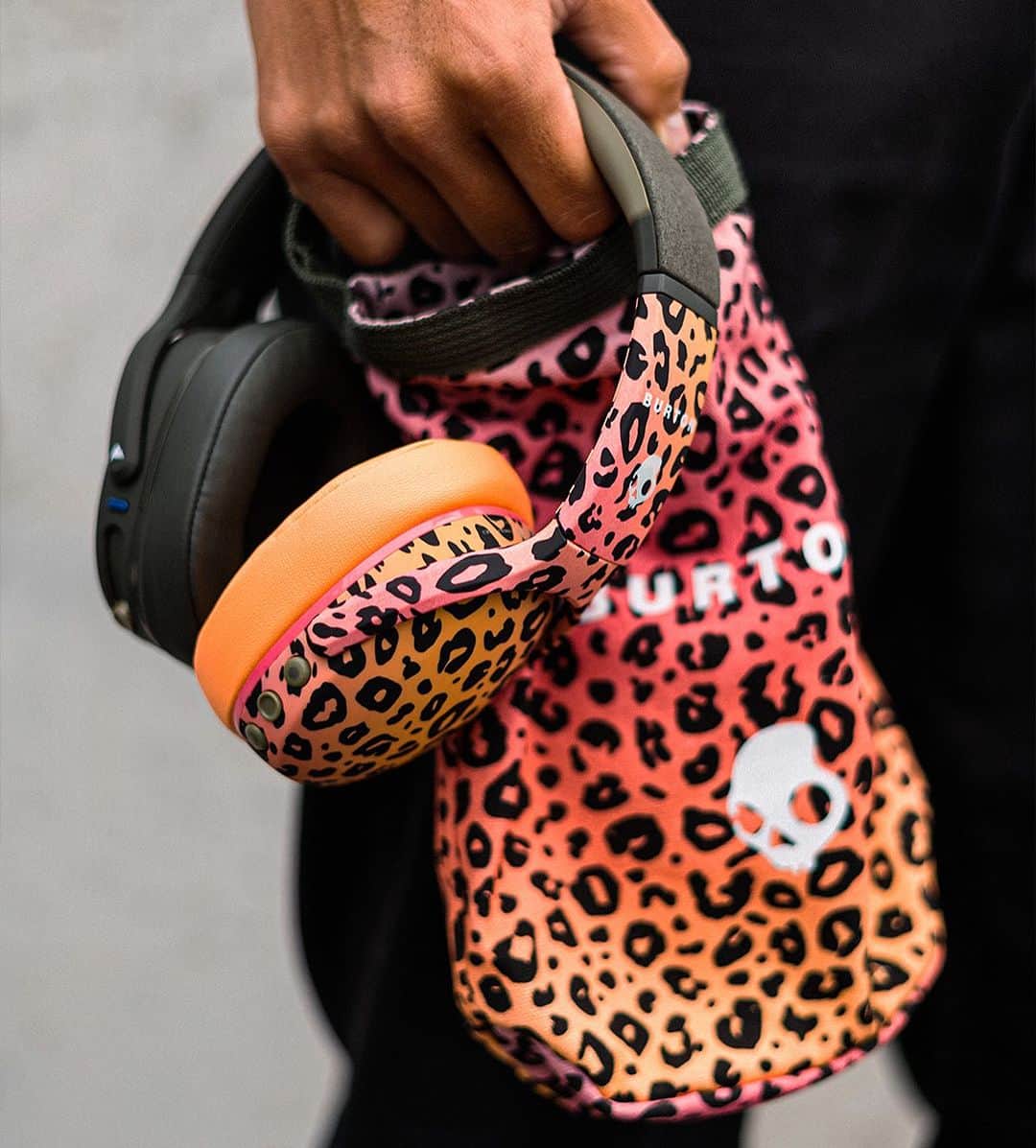 Skullcandy Japanのインスタグラム：「Burton Crusher Evo💀🎧 ピンクパープルのチーター柄🐆  #ヘッドホン」