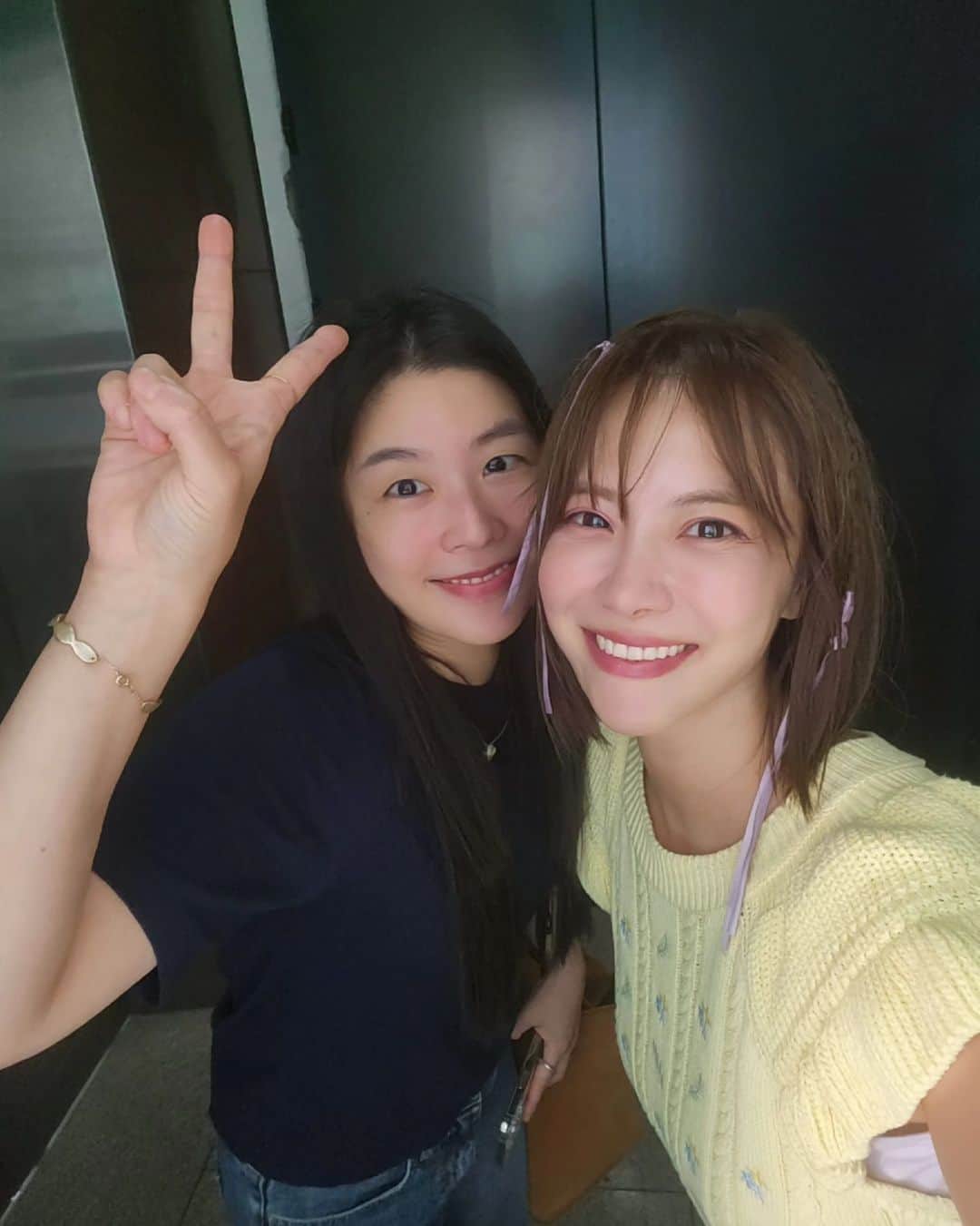 ユ・ハナのインスタグラム：「내 목소리만 들어도 내 기분을 안다는 하루 한번 통화해야되는 18년친구  얼굴보고 간다더니 진짜 얼굴보고 2분만에 가는 쿨한 아이  항상  뭐가그리신나는지 신바람바니🎶  비인티지의 하반기도 응원해!」