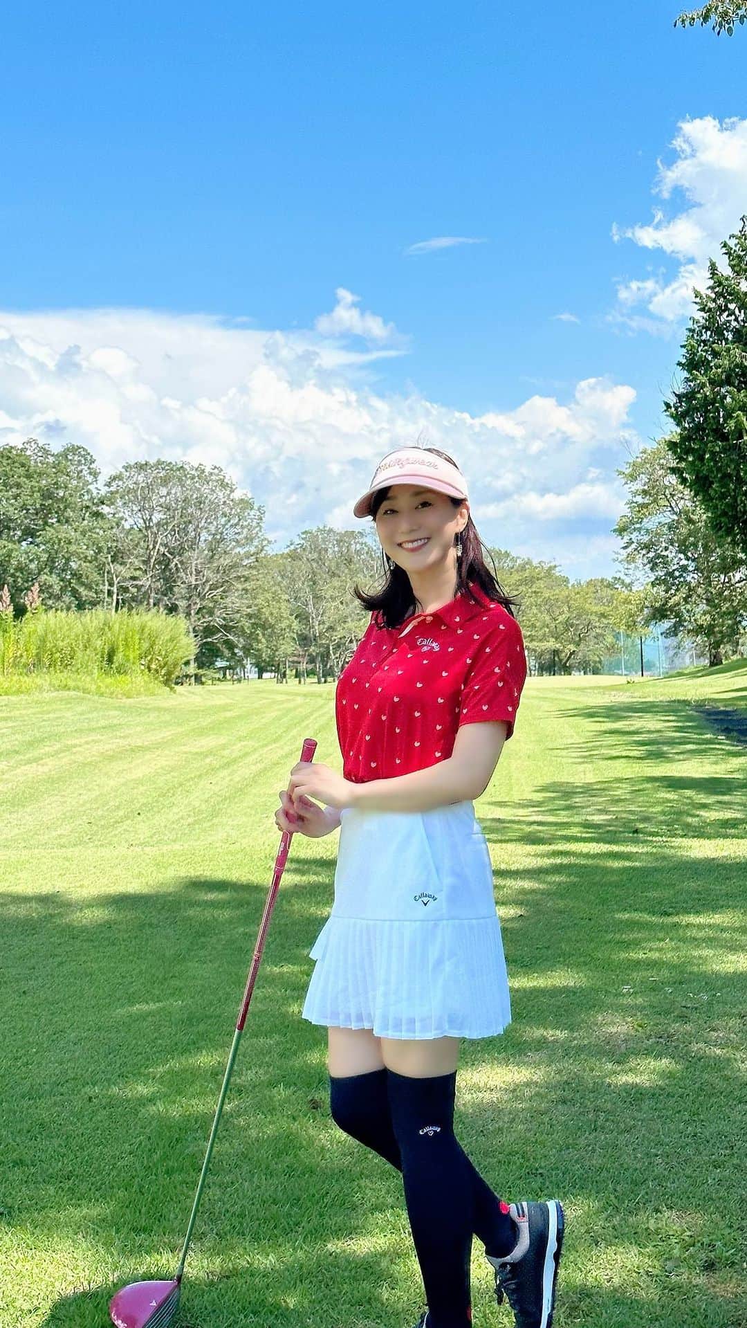 村上麻衣のインスタグラム：「先日の、ミラクルと言われた へっぽこティーショット⛳️  打ったら木🌲に当たって戻ってきて、 セカンドショットはさらに後方から打つことになりました‥。  しかも1日で２回🥹 なんでなん。  ※初心者です🔰  #いつかそのうち  #ゴルフ初心者 #ゴルフ女子 #ゴルフ女子 #golf#ゴルフ動画 #ゴルフ女子コーデ」