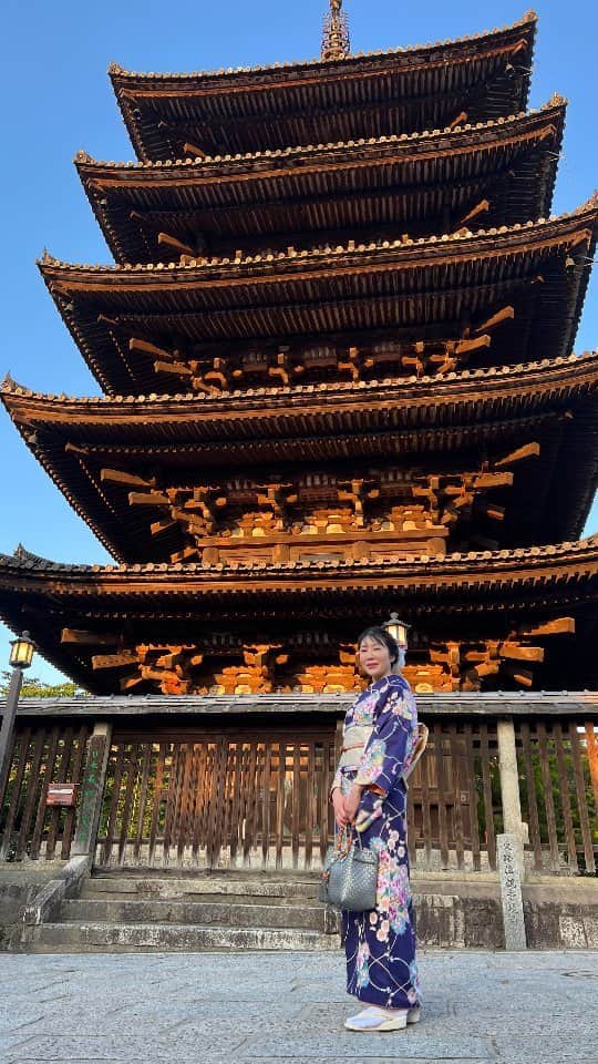 今堀恵理のインスタグラム：「京都で着物で映像を @filmlit3 さんに作って頂きました✨  以前はお昼頃に撮影して作って頂きましたが 今回は夜の京の街✨ 花街も八坂も雰囲気が有りますよね もうすぐ夏が終わり秋になります🍁 秋の京都も良さそう🍁  @filmlit3 さんは プロデュース、撮影、編集、全てして下さいます。 縦型の映像を作って頂いたらInstagramやTIKTOK にもそのまま使えるから有難い😍😍😍  #京都 #着物 #映像 #kyototrip #kimono #kyotoscene」