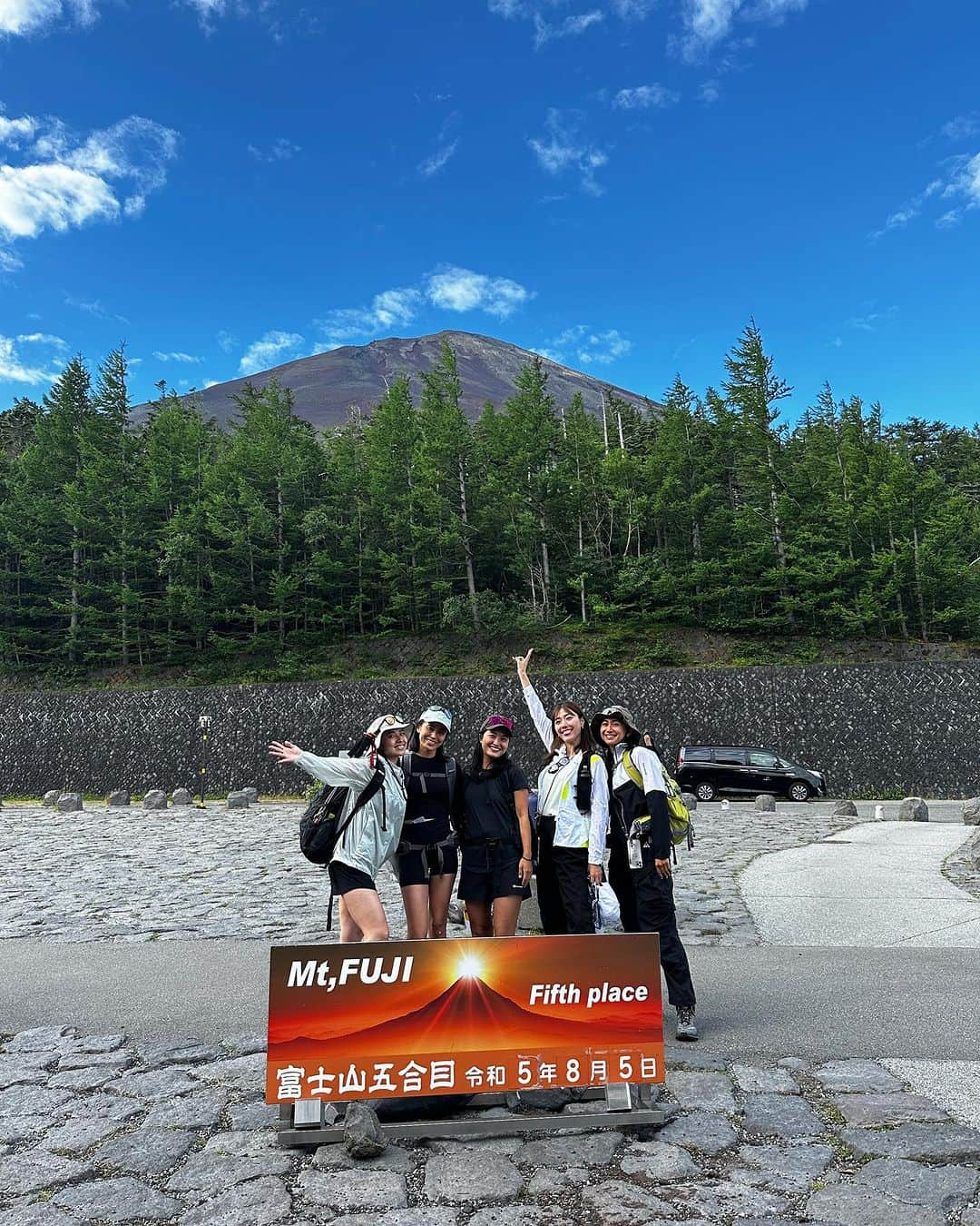 岩崎志保さんのインスタグラム写真 - (岩崎志保Instagram)「5回目のTop of Mt.Fuji🗻☀️ 今年はアクティブギャルズを誘って、MERRELLのお揃いシューズを履いて登頂しました🥾 ハイカットでも動きづらくなかったし、須走はゲイターいらずでよかった！ 毎年きつくてつらいけど、それでも登りたい。笑」9月2日 11時42分 - shihoiwazaki