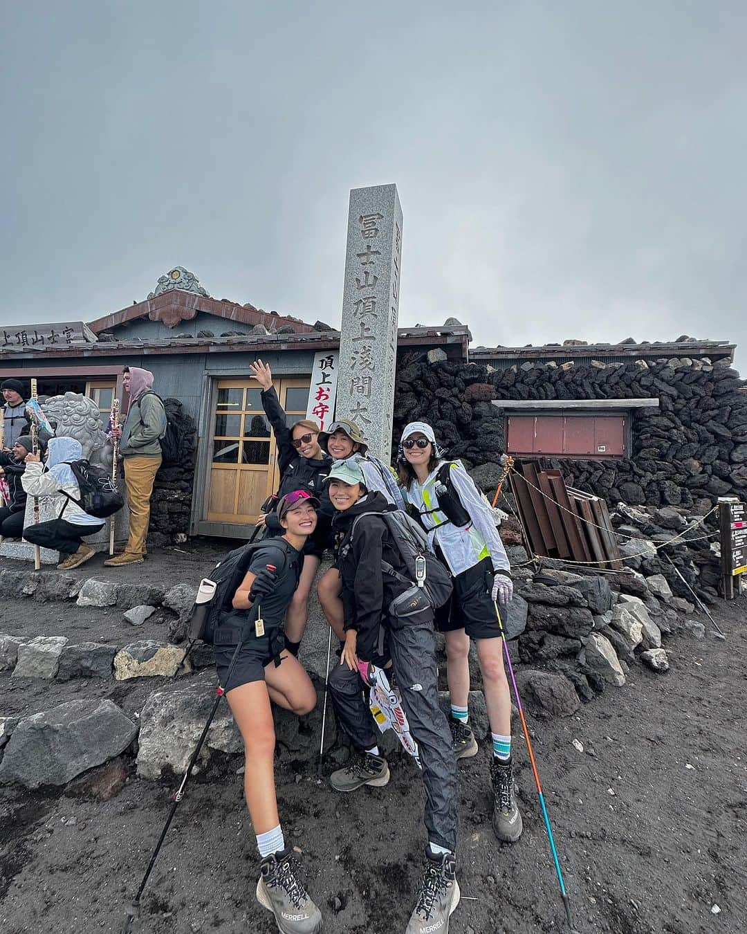 岩崎志保のインスタグラム：「5回目のTop of Mt.Fuji🗻☀️ 今年はアクティブギャルズを誘って、MERRELLのお揃いシューズを履いて登頂しました🥾 ハイカットでも動きづらくなかったし、須走はゲイターいらずでよかった！ 毎年きつくてつらいけど、それでも登りたい。笑」