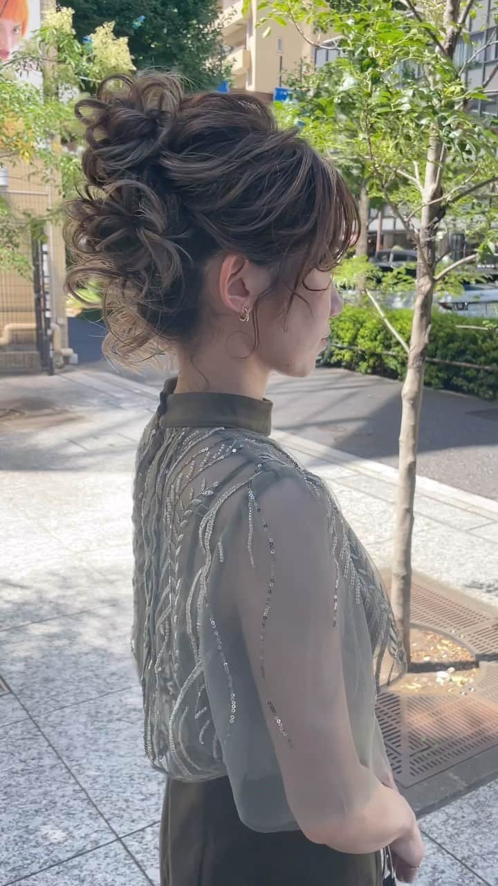Tomoya Tamadaのインスタグラム：「華やかなお団子アレンジと 毛先＆後れ毛は柔らかい巻き髪のニュアンスをプラスして 大人可愛く仕上げたお呼ばれヘア🎶💕  weddingでの出張ヘアメイク 前撮りヘアメイク、お呼ばれヘアセットのお問い合わせ、 プラン内容のご確認やご予約は @tama_hairmake プロフィールリンクのホームページから 受け付けておりますのでご連絡お待ちしております。  全国出張も受け付けておりますので ご予約以外でも、出張ヘアメイクのご相談、お見積もりなどもお気軽にお問い合わせくださいませ。  =-=-=-=-=-=-=-=-=-=-=-=-=-=-=-=-=-=-=-=-=-=-  【 鹿児島限定 前撮りプラン、フォトウェディング撮影 】  次回の開催予定は ⭕️2023年9月内の期間。 上記での日程の募集となります。 只今、期間限定の特別価格で前撮りプラン、 フォトウェディングのご予約お受けしております。  ご予約、プラン等の詳細のお問い合わせは @_lumiere_k の ホームページ又は、DMまでご連絡お待ちしております。  (※こちらのフォトプランは @_lumiere_k にご連絡後、 ご予約されたお客様限定のフォトプランとなりますので ご了承の程、宜しくお願い致します。)  ＿＿＿＿＿＿＿＿＿＿＿＿＿＿＿＿＿＿＿＿＿＿＿＿＿＿  【 現在、募集中のセミナー 】  ●9月5日(火曜日)  東京  ●9月11日(月曜日)  熊本  ●9月12日(火曜日)  熊本  ●9月18日(月曜日)  大分  ●9月19日(火曜日)  大分  ●9月25日(月曜日)  福島  ●9月26日(火曜日)  福島  ●10月3日(火曜日)  東京  当日の詳細、ご応募に関しましてはホームページの 「セミナー告知」に記載しておりますので ご応募お待ちしております。  ＿＿＿＿＿＿＿＿＿＿＿＿＿＿＿＿＿＿＿＿＿＿＿＿＿＿  開催告知しているセミナー以外でも 個人様、企業様へ向けた臨店講習も行なっております。 臨店講習のお問い合わせは、こちらから宜しくお願い致します。  LINE ID ➡️ @ntb4770x  雑誌、広告、web撮影などのご依頼もお気軽にお問い合わせ下さいませ。 ご依頼に関するお問い合わせは、ホームページの 「お問い合わせ」からご連絡お待ちしております。  #ウェディング#ブライダル#花嫁#結婚式#結婚式準備#前撮り#和装#和装前撮り#weddingphoto#ウェディングフォト#プレ花嫁#プレ花嫁さんと繋がりたい#プレ花嫁準備#2023春婚#2023夏婚#2023秋婚#鹿児島花嫁#東京花嫁#ウェディングヘア#ブライダルヘア#ヘアアレンジ#ヘアメイク#花嫁ヘア#ウェディングドレス#weddinghair#bridalhair#新娘化妝#新娘秘書#新娘髮型#웨딩」