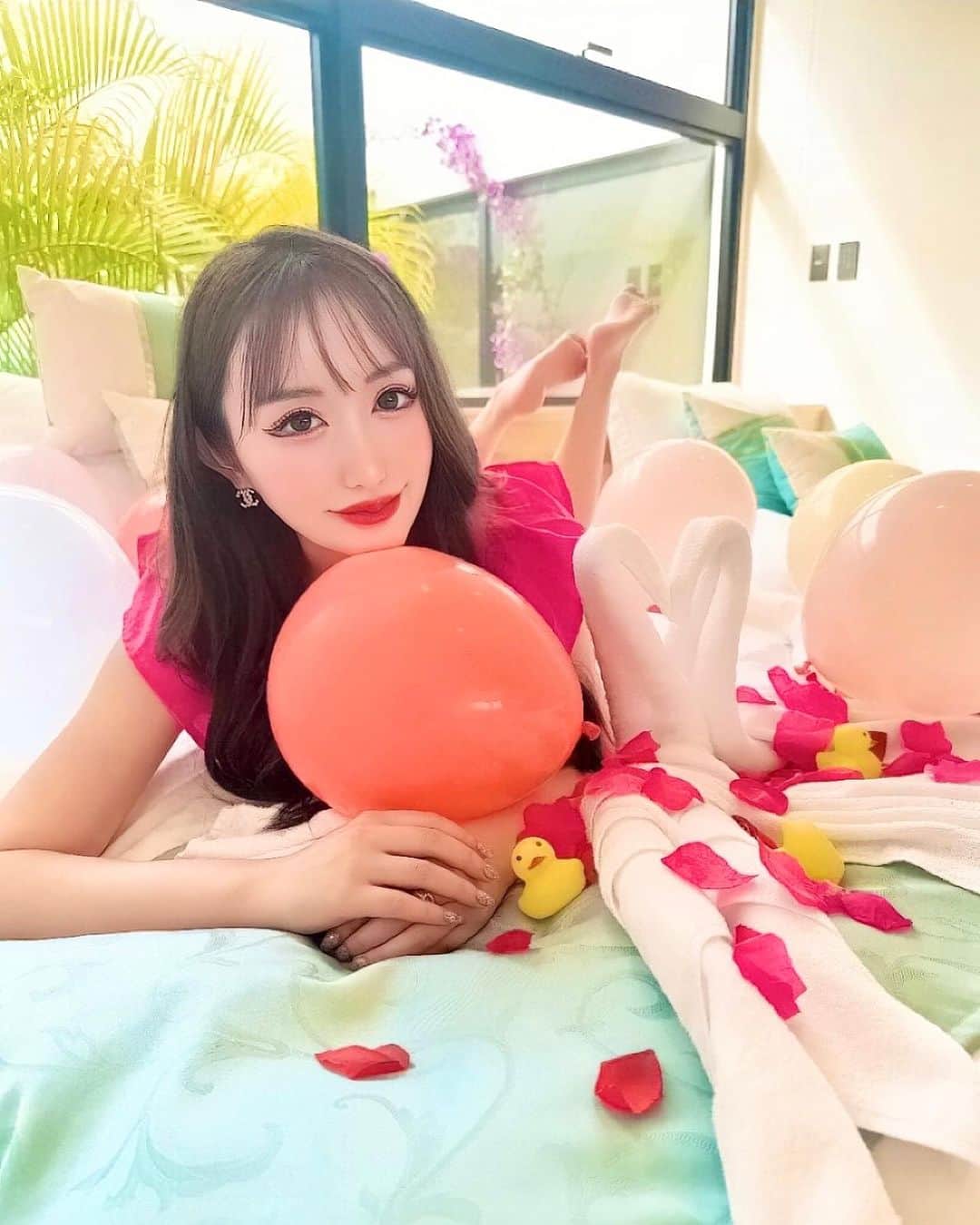 白咲えりかのインスタグラム：「ついに９月に入っちゃった🍂🧡 ８月はお祝いしてくれた沢山の人達 本当にありがとうございました👸🩷  優しくて義理堅い人たちに囲まれて 毎日が幸せhappyでちた🥰🌹 そんな人達を幸せにできるように 何かあった時にすぐ手を差し伸べれるように この１年はとにかく経験を積みたいです🌻🩷  #名古屋 #大阪 #東京 #福岡 #韓国ヘア #投資女子 #沖縄旅行 #ワンピース #love #hotel  #ドレス #adanresortskyvilla  #投資家  #20代投資家と繋がりたい #followforfollowback #いいね返し #instagood #instadaily #instagram #fire生活 #お誕生日 #birthday #いつもありがとう」