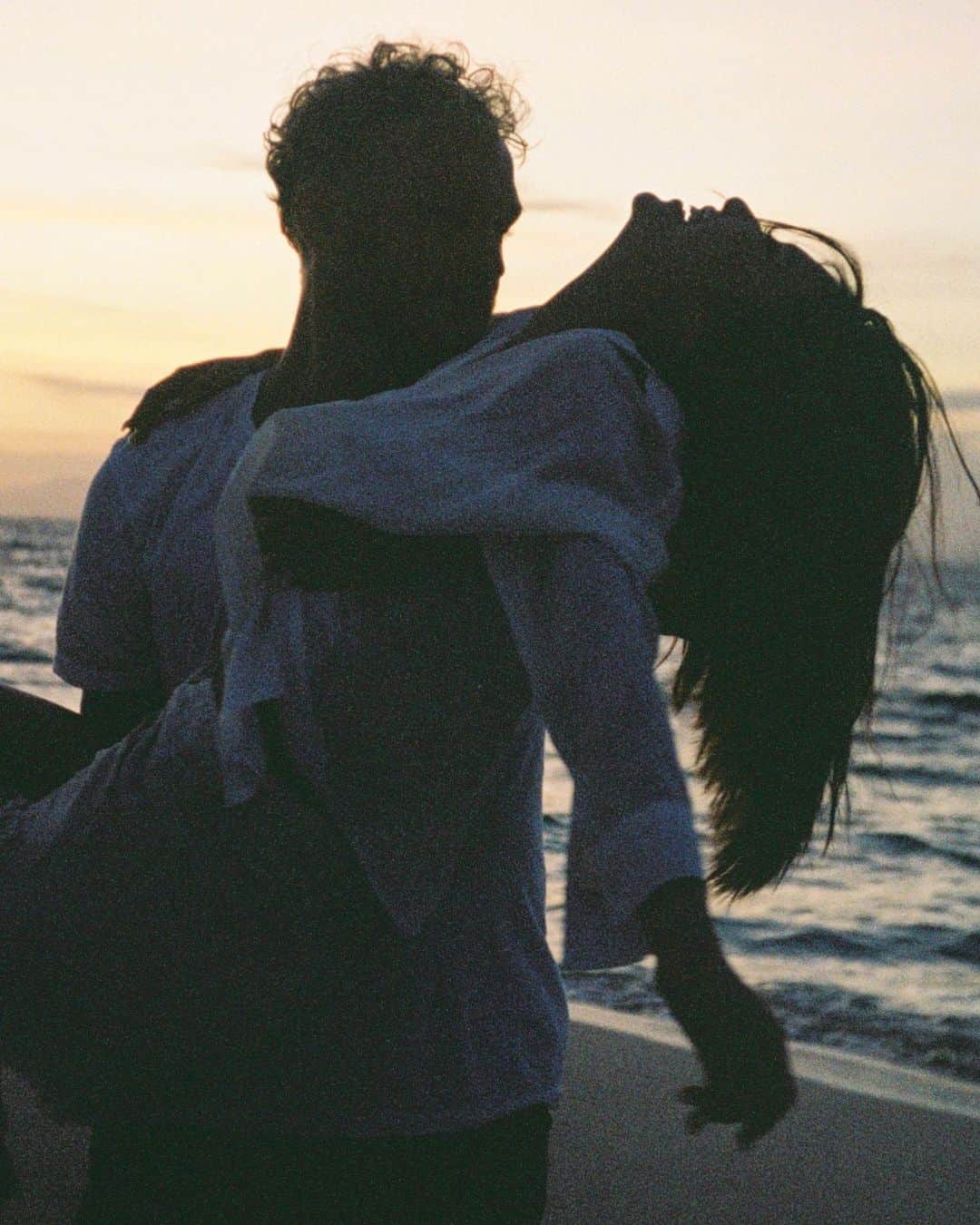イプシー・キーラティのインスタグラム：「@nicholas_haw 🤍 been 5 years with you and I’m grateful for every single day :) excited for the next chapter of our life together.. to grow with you and to be your friend through each stage of life. love you my gummy 🐻🫶🏽🎂 ~ happy birthday ka 🤍 - your kitten - 🐱」