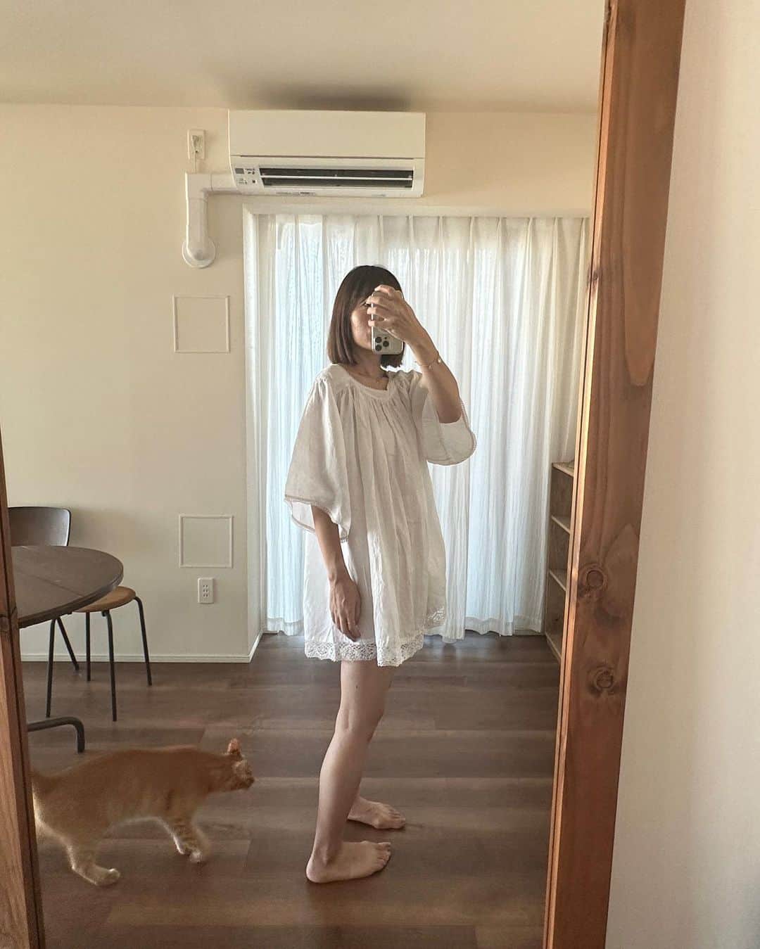 まつだみらいのインスタグラム：「わざわざ私の足をトンネルのように通らなくても！笑 ほんとはもっとワンピースが素敵に撮れたカットや脚ももうちょい素敵に撮れたのあったけど、笑　マドと私らしい写真が撮れたので、これを記念に投稿することにしよう。笑  バカンスにでも行きたくなるようなワンピースはvintage です♡100年以上前のもの😌」