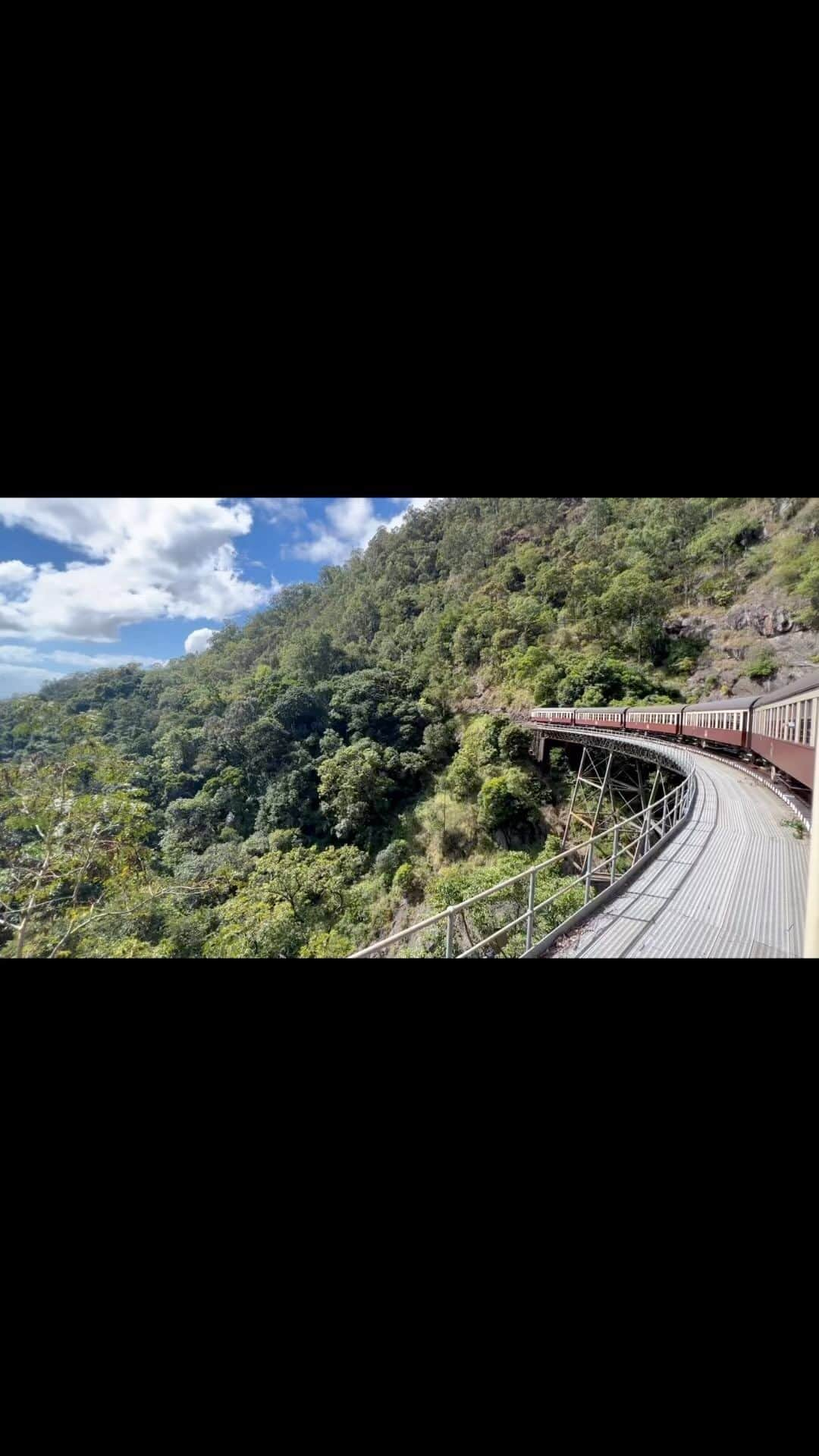 楪望のインスタグラム：「* 〝世界の車窓から〟のオープニングでもお馴染みの絶景、観に行ってきました🛤️（リール、是非音楽ありで見てね🤫） オーストラリア旅🇦🇺 この日はケアンズ市内から少し足をのばして、キュランダへ🐨 世界自然遺産に登録されている、世界最古の熱帯雨林が広がっている場所🌴🌳🪵 約1億3000万年前、まだ恐竜がいた時代からの状態を保っている場所なんだそう🦖 神秘的すぎて、まだ未知の生物がいるんじゃないか…ひょっとしたら恐竜の生き残りがいるんじゃないか…だなんてロマンと妄想が膨らみました🦕  キュランダ村では、第二次世界大戦で使われていた水陸両用の軍事車両🪖アーミーダックで森林内を走ったり。 コアラとかカンガルーと触れ合ったり🦘  大自然にまみれにまみれた一日でした🦋 ここ、また行きたい🥹🥹🥹  ✒︎一言メモ✒︎ 見どころ多くて移動距離も結構あるので、キュランダ観光はツアーで行くのがおすすめ🙋‍♀️ #オーストラリア #australia #ケアンズ #cairns #キュランダ #kuranda #railway #鉄道 #世界の車窓から #世界自然遺産 #世界遺産 #熱帯雨林 #恐竜 #rainforest #travel #travelphotography #海外旅行 #🐨 #🦘 #🇦🇺」