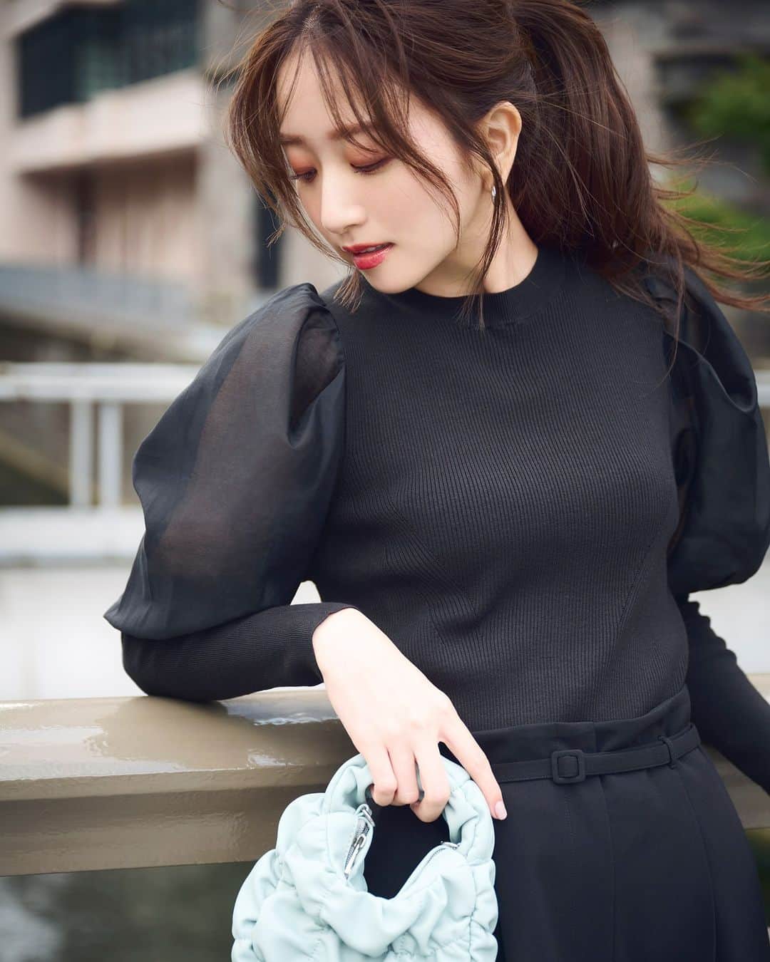 NATURAL BEAUTY BASICのインスタグラム：「鹿沼憂妃さん着用の 秋の新作webカタログ第二弾が大好評公開中♡  ■ボリュームシアースリーブニット ¥7,920 tax in size:FR color:クロ/ピンク/ブルー #0173270945  ■クルミバックルハイウエストパンツ ¥10,450 tax in size:S/M color:クロ/チャコール/ブルー #0173230901  --------------------------  Autumn Trend Tips Meets.Yuki Shikanuma  クラシカルムードなツイードニットにボウタイブラウス、 カジュアルなロゴプルオーバー、 ドラマチックなチュールにトラッドなタックパンツ… トレンド満載の旬スタイリングをお披露目。  鹿沼さんのムードある着こなしを参考に、 秋お洒落のコーディネートプランを立てて。  #鹿沼憂妃 さん #ボリュームスリーブニット #ワイドパンツ #ブラックコーデ #シアーニット #秋コーデ #お出かけコーデ #オフィスコーデ #オフィスカジュアル #通勤コーデ #大人可愛い #カラーコーデ  #着回しコーデ #きれいめカジュアル  #ベーシックコーデ #ベーシック #ナチュラルコーデ #トレンドスタイル #シンプルコーデ #ナチュラルビューティーベーシック #naturalbeautybasic」