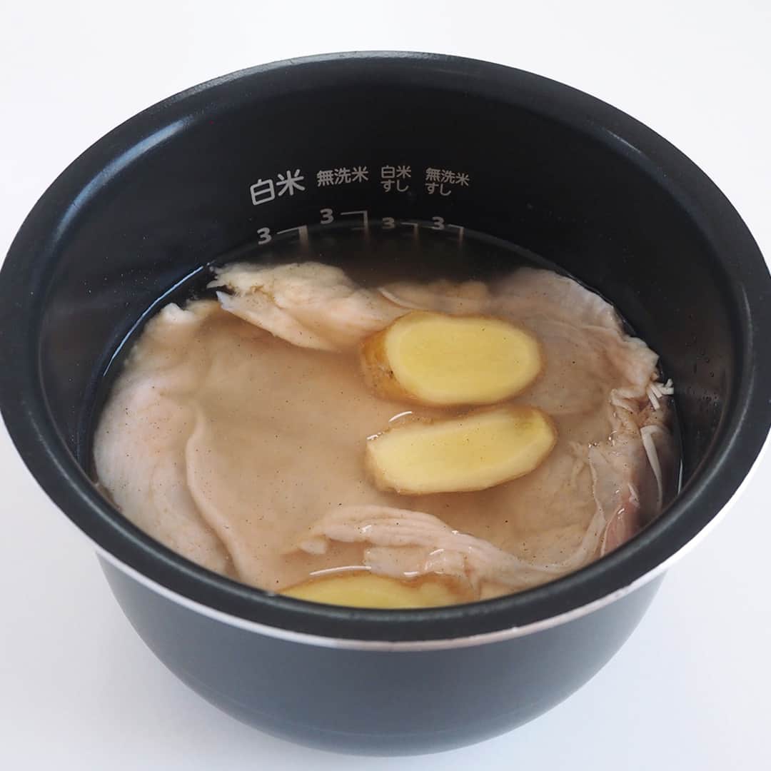 おうちごはん編集部さんのインスタグラム写真 - (おうちごはん編集部Instagram)「【 #カオマンガイ 】#レシピ あり▼  日本でも人気の高いタイ料理をおうちで作ってみませんか❓  タイの国民食である「カオマンガイ」を炊飯器で簡単に作れるレシピをご紹介します❗  カオマンガイは鶏肉のゆで汁でごはんを炊くのが一般的ですが、鶏もも肉をお米と一緒に炊き上げることでゆで汁を使わなくても鶏のうま味を吸ったごはんに時短調理で仕上げます😊☝  甘辛い特製タレを添えれば本格的なカオマンガイの完成❣  今回は、より手軽に作れるようにおうちによくある調味料を使いますよ😉  --------👇レシピ👇---------  【カオマンガイ】  ▼材料（2人前） ＜カオマンガイ＞ ・鶏もも肉……1枚（350g） ・塩こしょう……適量 ・米……1.5合 ・ナンプラー……大さじ2/3 ・生姜……1片  ＜タレ＞ ・長ねぎ……1/4本 ・ナンプラー、醤油、砂糖……各大さじ1 ・味噌……小さじ2 ・にんにくチューブ、生姜チューブ……各3cm  ＜トッピング＞ ・（お好みで）きゅうり、トマト……各適量  ▼下準備  ・米は研いでおく。　  ・長ネギはみじん切りにしておく。  ▼作り方 1. 鶏もも肉の両面に塩こしょうを強めにふる。  2. 炊飯釜にお米とナンプラーを加え、目盛り1.5合の少し下まで水を加える。軽く混ぜ、1の鶏もも肉と生姜を加えて炊飯する。  3. タレの具材を全て合わせ、よく混ぜる。  4. 炊けたら鶏もも肉を取り出して食べやすい大きさに切る。トッピング具材と一緒にお皿に盛り付ける。タレをかけてお召し上がりください。  photo & recipe by 白井ありさ（@arigohan ）  🔽「カオマンガイ」のレシピは、おうちごはんの記事でもご紹介しています！ https://ouchi-gohan.jp/3921/  ------------------ ◆このレシピを作ってみたいと思った方は「保存📄」を、おいしそうと思った方はぜひ「いいね♥」してね😚  ◆ #おうちごはんLover を付けて投稿するとおうちごはんの記事やこのアカウント、おうちごはん発信のトレンドリリースなどでご紹介させていただくことがございます。スタッフが毎日楽しくチェックしています♪  ［staff : さっちー］ ------------------  #おうちごはんlover #おうちごはんラバー #ouchigohanlover #ouchigohan #おうちごはん #recipe #献立 #手作り料理 #主菜 #おかず #炊飯器レシピ #炊飯器調理 #カオマンガイ #カオマンガイレシピ #レシピ #簡単 #時短 #時短調理 #鶏肉 #エスニック」9月2日 12時00分 - ouchigohan.jp
