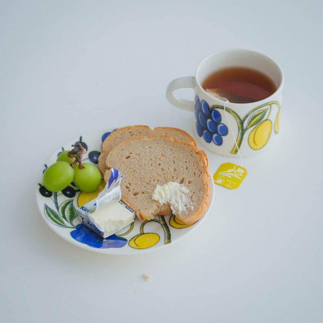 北欧、暮らしの道具店さんのインスタグラム写真 - (北欧、暮らしの道具店Instagram)「憧れの北欧食器でティータイム 「パラティッシ」のカップ&ソーサー  - - - - - - - - - - - -  今回は、憧れの北欧食器シリーズ ARABIA社の「パラティッシ」から カップ＆ソーサーをご紹介します。  ひとつ迎えるだけで、 いつもの朝食やおやつ時間を とびきり素敵にしてくれますよ。  パラティッシのデザインは、 一見すると少し派手かも……？ と感じるかもしれませんが、 実は、いつもの景色にも しっかり馴染んでくれるんです。  サイズは180mlと280mlの2つ。 ソーサーにはカップを入れる くぼみがない形なので、 1枚でもお皿として使えます。  180mlはおやつ時間や、 来客用にぴったりの大きさ。 ソーサーには小さなお菓子なら 載せることができますよ。  280mlはスープを入れたい方や ソーサーも食事で使いたい方に おすすめの大きめサイズです。  カラーは全部で3色。 使いやすさ抜群の「ブラック」、 コーヒーがきれいに映える ブルートイエローの「カラー」、 使いやすさと華やかさが 絶妙なバランスの「パープル」です。  気になってはいるけれど、 器だと少し抵抗のある色や柄も カップ＆ソーサーなら 取り入れやすそうですよね。  ぜひ、直感でピンときたカラーを 迎え入れてみてくださいね。  . ーーー 掲載のアイテムはこちら▼ ーーー . ☑︎ARABIA / アラビア / PARATIISI / パラティッシ / コーヒーカップ&ソーサー180ml / 280ml（カラー・ブラック・パープル） . 🎁「クラシ手帳2024」プレゼントキャンペーン実施中！お買いものいただいた方全員に、当店オリジナルの手帳を無料でお届けいたします。 . ▶︎ プロフィールのリンクから、お値段・サイズなど詳しい情報をご覧いただけますよ。→@hokuoh_kurashi . #kitchen#ARABIA#PARATIISI#アラビア#パラティッシ#北欧の器#器#ティーカップ#コーヒーカップ#ソーサー#お皿#プレート#おやつ#お菓子#スイーツ#デザート#食器#シンプル#シンプルライフ#シンプルデザイン#暮らしを楽しむ#日々の暮らし#北欧#暮らし#北欧暮らしの道具店」9月2日 12時00分 - hokuoh_kurashi