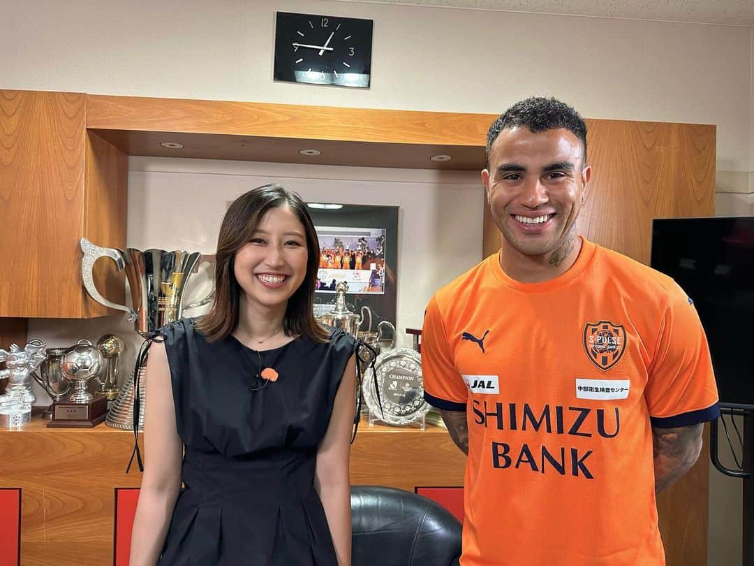 臼井佑奈のインスタグラム：「エスパルスのカルリーニョス選手🇧🇷⚽️ 現在3試合連続ゴール中、ここまで13ゴールのチームトップスコアラーです！J2得点ランクも3位まで上がってきました！  好調の要因、仲良しのチームメイトの話、清水で戦う理由、たくさん聞いてきました！！ とっても献身的なカルリーニョス選手の活躍は本当に本当に嬉しくて、、、🥹 明日9/2のKICK OFF! SHIZUOKA ぜひご覧ください🧡  ✏️ 清水エスパルスの歴史の中で背番号10を外国人選手がつけるのは意外にもカルリーニョス選手が初。「10を着けられるのは誇り。ずば抜けて上手い選手、みんながこんな選手になりたいと思う選手が10番の選手だと思う。自分がそうだとは思わないが、それに向けて常にハードワークをしているつもり」と話していました。在籍4年目。心の底から、清水の10がお似合いですと言いたいです☺️  少し控えめで、穏やかで温かく前向きなカルリーニョス選手とお話しする時間は、とても幸せでした！！！  #spulse #jleague」