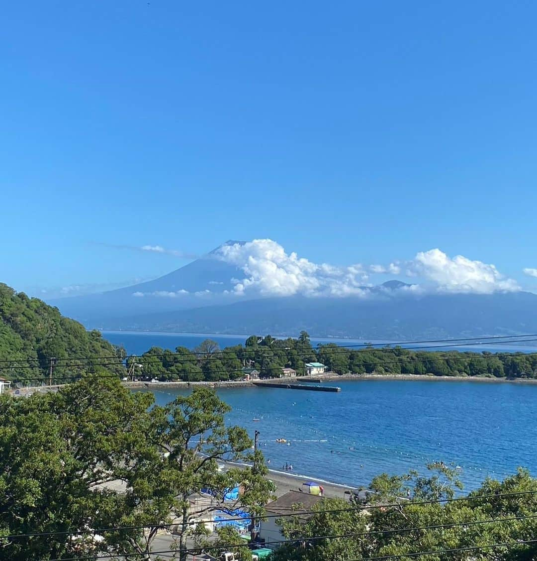 葵ゆりかさんのインスタグラム写真 - (葵ゆりかInstagram)「夏の思い出❤️  ２５年来の心の友と😘 東京と名古屋から、お互い子供2人連れて今年も伊豆で集合✨  西伊豆のビーチ、波も穏やかで透明度も高く、めちゃくちゃきれいでした😍  👦🏻は、イカが見れたと喜んでた🦑  えみちゃん運転ありがとう❤️ 本当にめちゃくちゃパワフルママで、私以上に海奉行🤣 海のように心が広く、尊敬する大好きな人🥰  また来年も行きたいなー❤️  #子連れ旅行　#女子旅　#ママ旅　#伊豆　#西伊豆　#沼津　#シュノーケル　#beach #👙#bikini #ビキニ　#🐠　#夏の思い出　#夏休み　#friends #男の子ママ #女の子ママ #2kidsmama #ママ　#海」9月2日 11時54分 - yuriyuricchi