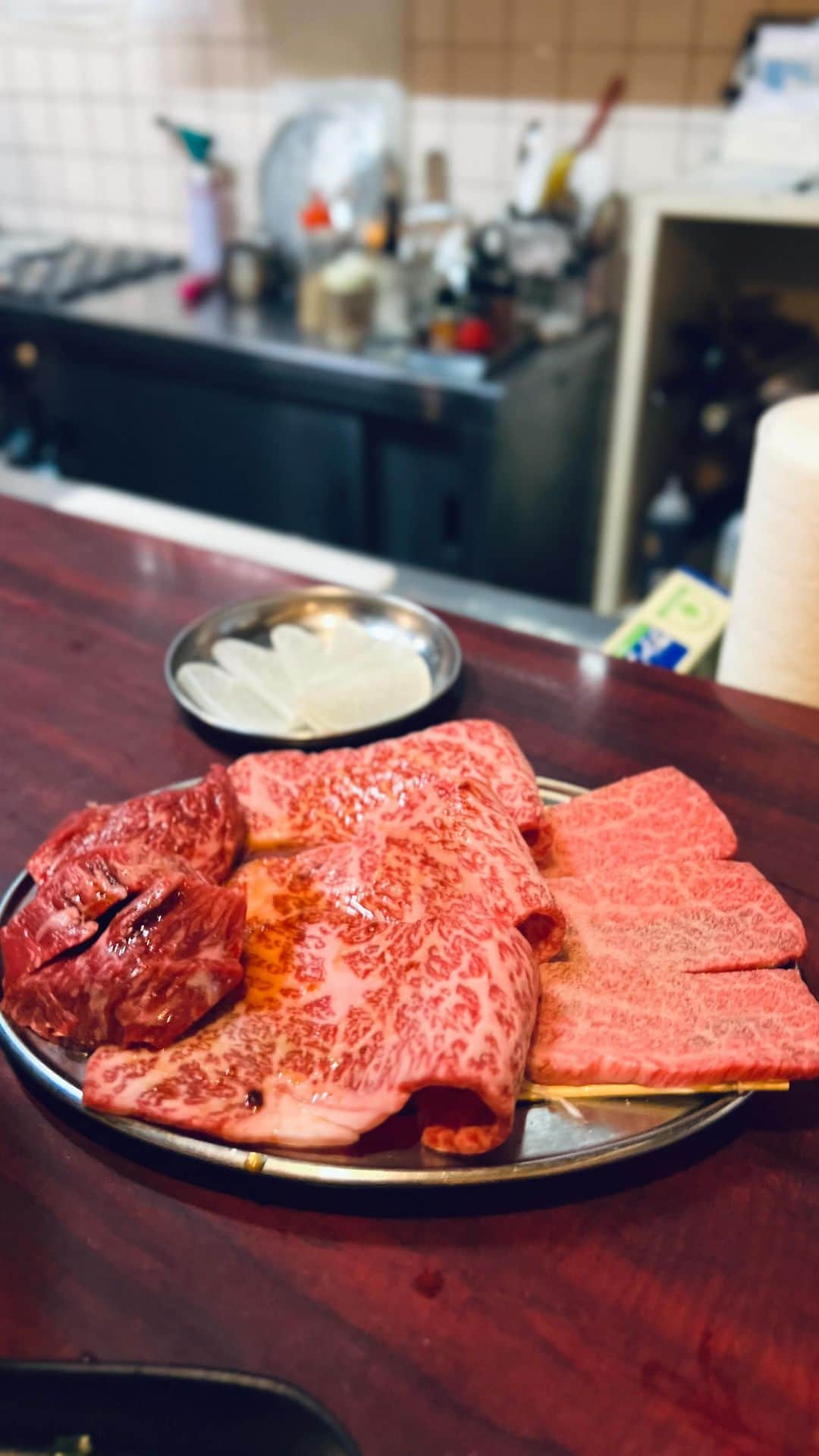 ケス Keisuiのインスタグラム：「都内で1番ラブ🫶な焼肉屋 🐮【ヒロミヤ】@曙橋  メニューはコースのみですが、ドリンクはセルフで飲み放題‼️お肉好き、お酒好きにはまるでヘブン😇  都内には、1号店、3号店、4号店がありますが （2号店は大阪という噂） なんとも以前は予約が5年待ち🤣🤣🤣  『次回の予約は2025年です』なんて書かれた張り紙が貼ってあったのですが、今でも人気は衰えず、相変わらずの予約困難店‼️  ですが...  実は、言いづらいのですが... 予約が取りやすい方法が...  ▶️▶️▶️ 続きはサブスクで🫣  #焼肉 #和牛ガールズ #ヤッキー #レバー #肉日和 #tokyo #yakiniku #新宿グルメ #肉好き女子 #食テロ #肉グルメ #肉フェス #肉 #肉大好き #肉スタグラム #赤身肉 #ハラミ」